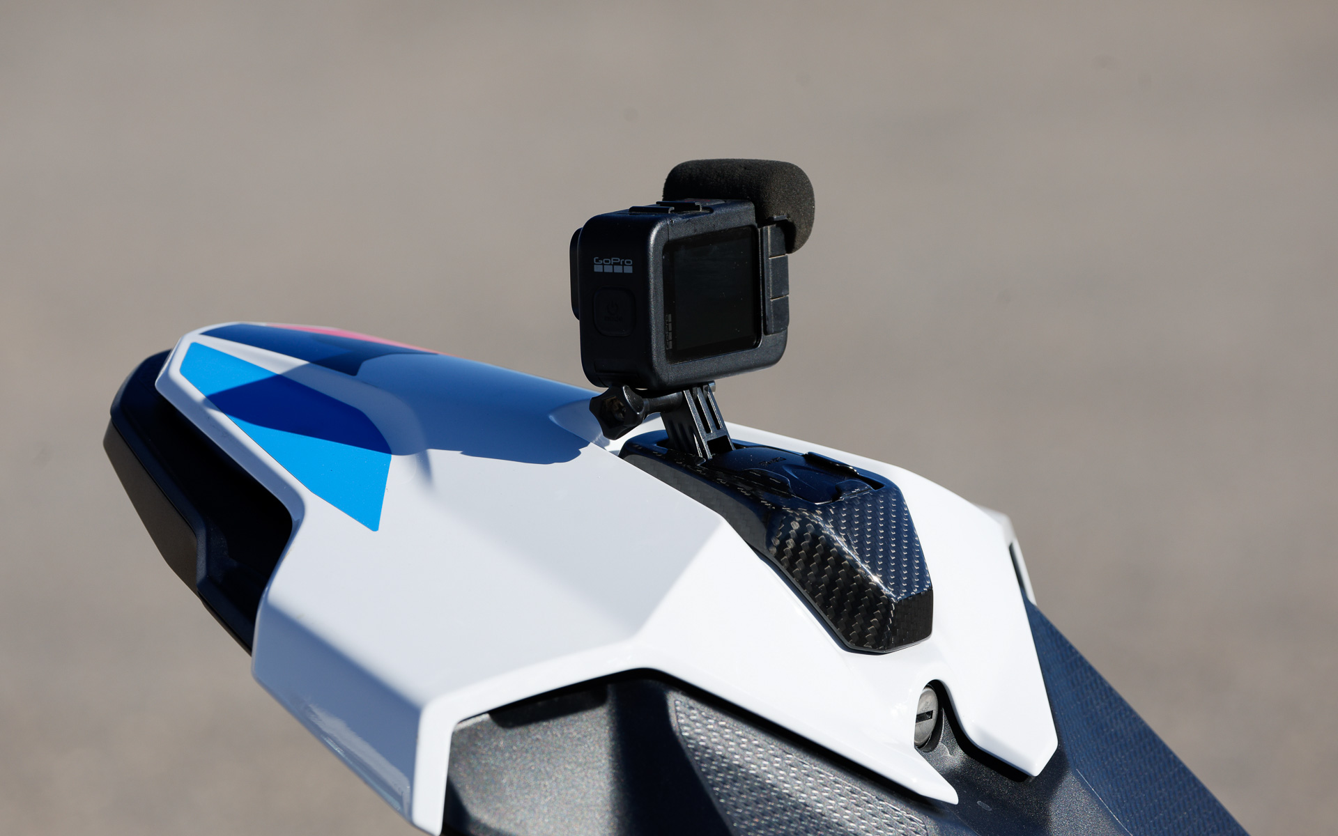 カメラアダプターも装備する