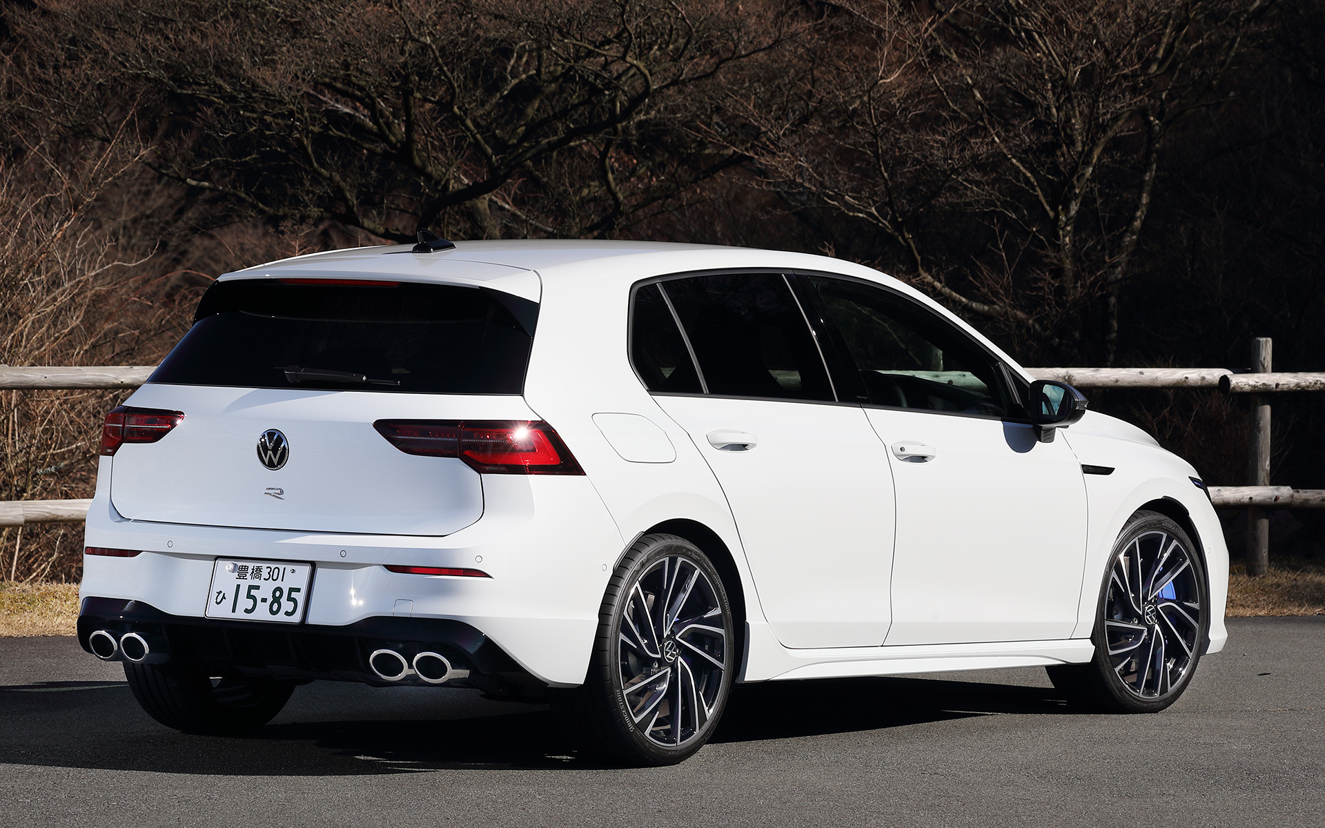 今回試乗したのは2022年10月に発売となった新型「ゴルフ R」（639万8000円）。ゴルフ史上最もパワフルな2.0TSIエンジンを採用したハイパフォーマンスモデルとなり、ボディサイズは4295×1790×1460mm（全長×全幅×全高）、ホイールベースは2620mm。なお、同時発売となった「ゴルフ R ヴァリアント」の価格は652万5000円