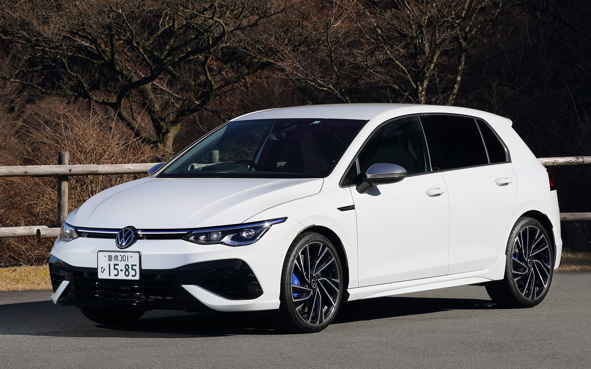 今回試乗したのは2022年10月に発売となった新型「ゴルフ R」（639万8000円）。ゴルフ史上最もパワフルな2.0TSIエンジンを採用したハイパフォーマンスモデルとなり、ボディサイズは4295×1790×1460mm（全長×全幅×全高）、ホイールベースは2620mm。なお、同時発売となった「ゴルフ R ヴァリアント」の価格は652万5000円