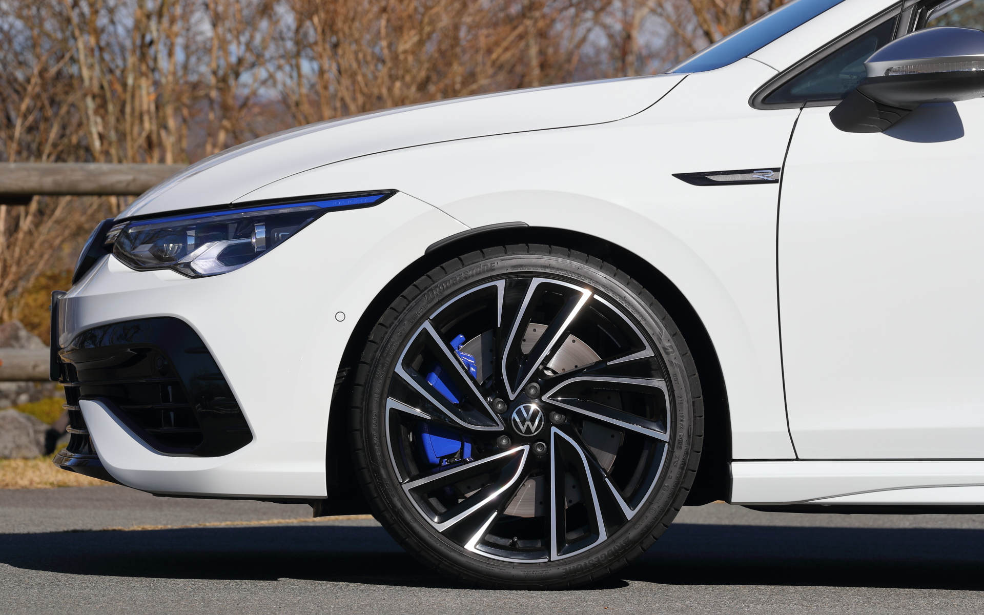 エクステリアはR専用デザインのバンパーを採用するとともに、サイドシルは専用のボディカラー同色となっており、リアに採用されているグロスブラックのリヤディフューザーと4本出しのエクゾーストパイプでスポーティな雰囲気を演出。撮影車はアダプティブシャシーコントロール“DCC”と5ダブルスポークの19インチアルミホイール(235/35R19)をセットにした「DCCパッケージ」を装備(22万円)。また、フロントアクスルには18インチのブレーキシステムを採用し、先代から1インチ拡大されたことでストッピングパワーが強化され、高速度域からのブレーキング性能を向上。ブレーキポッドなどにアルミニウムを採用することにより大幅な軽量化も実現したという