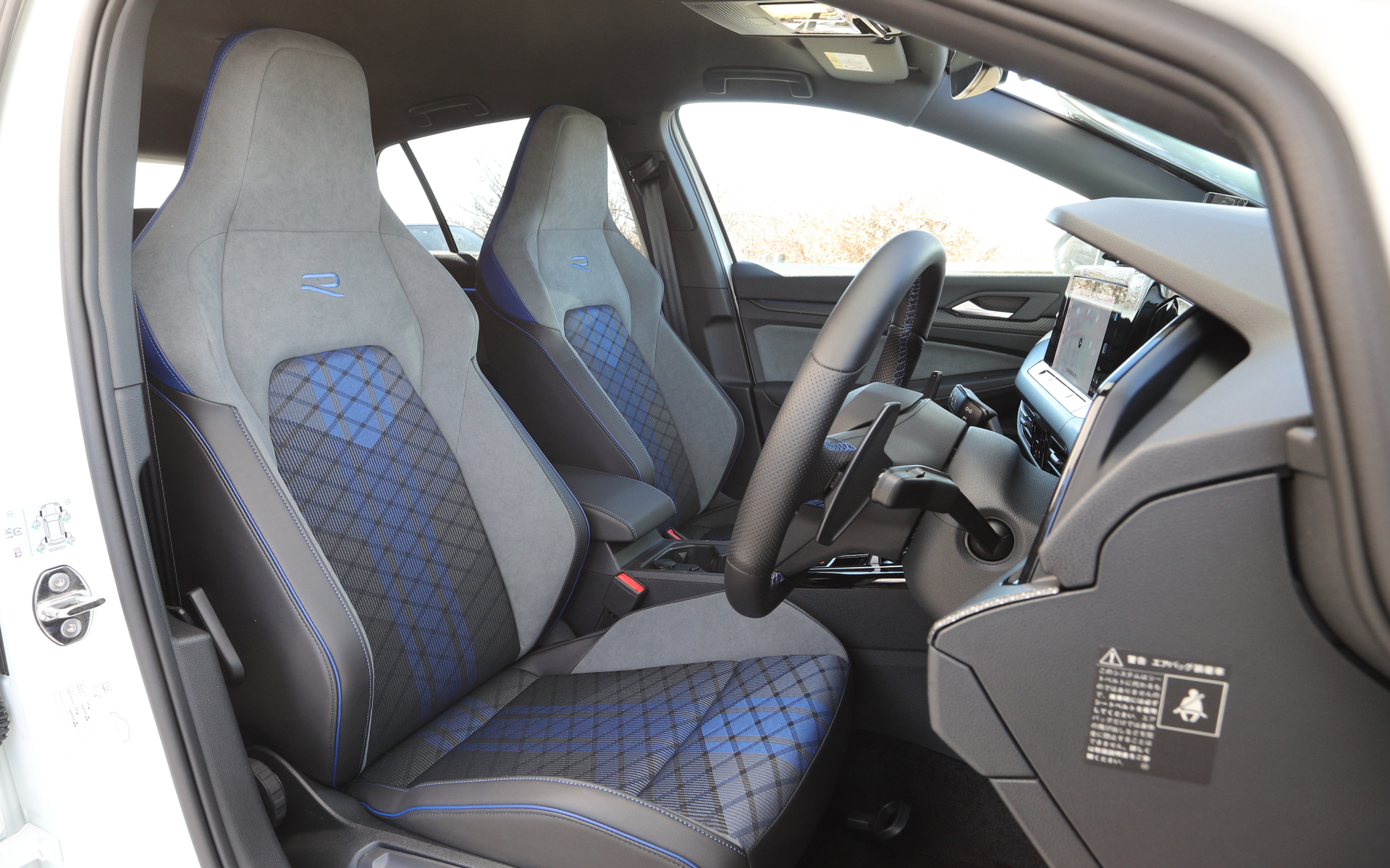 インテリアではカーボン調のデコラティブパネルのほか、鮮やかなブルーの“R”ロゴをあしらったR専用のヘッドレスト一体型トップスポーツシートを採用。また、デジタルメータークラスター“Digital Cockpit Pro”には、ドライビングプロファイルでスポーツもしくはレースモード（R専用）を選択するとデジタルメータークラスターにR専用のものを表示する