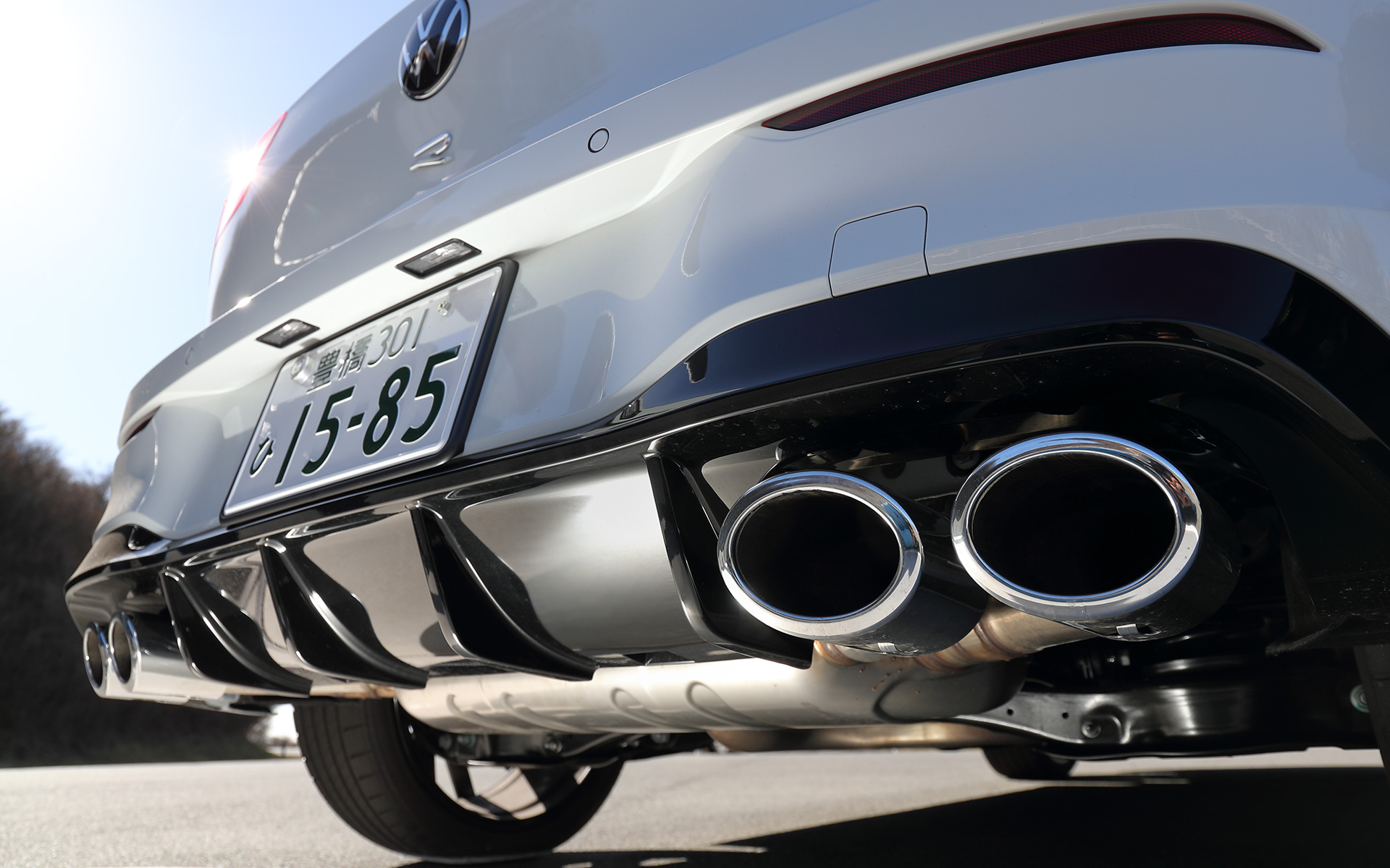 エクステリアはR専用デザインのバンパーを採用するとともに、サイドシルは専用のボディカラー同色となっており、リアに採用されているグロスブラックのリヤディフューザーと4本出しのエクゾーストパイプでスポーティな雰囲気を演出。撮影車はアダプティブシャシーコントロール“DCC”と5ダブルスポークの19インチアルミホイール(235/35R19)をセットにした「DCCパッケージ」を装備(22万円)。また、フロントアクスルには18インチのブレーキシステムを採用し、先代から1インチ拡大されたことでストッピングパワーが強化され、高速度域からのブレーキング性能を向上。ブレーキポッドなどにアルミニウムを採用することにより大幅な軽量化も実現したという