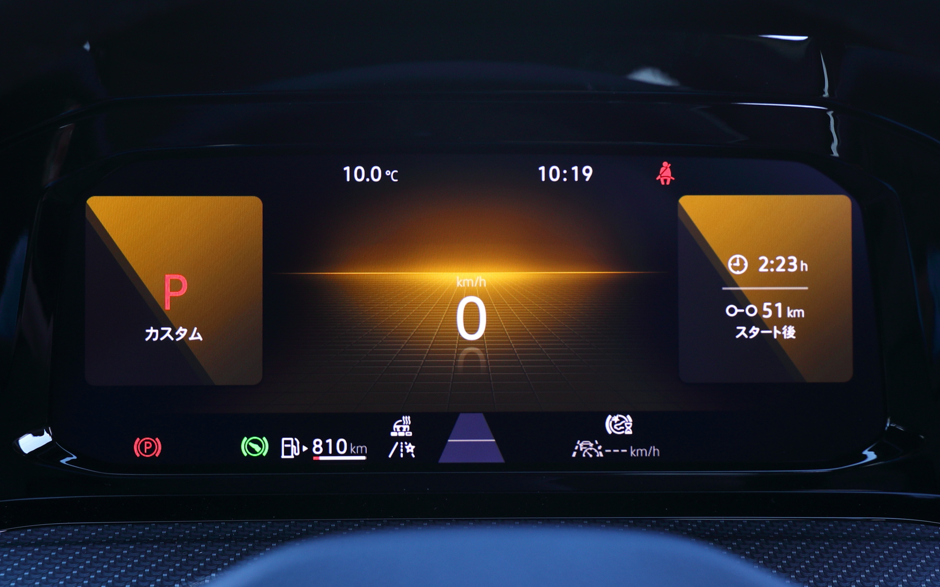 撮影車は「ゴルフ ヴァリアント TDI R-Line」(441万6000円)。同一車線内全車速運転支援システム“Travel Assist”やデジタルメータークラスター“Digital Cockpit Pro”といった新型ゴルフならではの先進装備をエントリーグレードから標準装備するほか、走行モードの切り替えが可能なドライビングプロファイルやシートヒーターなどの快適装備も全グレード標準。R-Lineではエクステリアをスポーティな仕様に仕上げ、ハッチバック同様に18インチアルミホイールもオプションで用意する