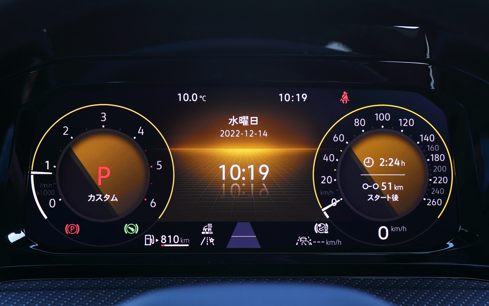 撮影車は「ゴルフ ヴァリアント TDI R-Line」(441万6000円)。同一車線内全車速運転支援システム“Travel Assist”やデジタルメータークラスター“Digital Cockpit Pro”といった新型ゴルフならではの先進装備をエントリーグレードから標準装備するほか、走行モードの切り替えが可能なドライビングプロファイルやシートヒーターなどの快適装備も全グレード標準。R-Lineではエクステリアをスポーティな仕様に仕上げ、ハッチバック同様に18インチアルミホイールもオプションで用意する