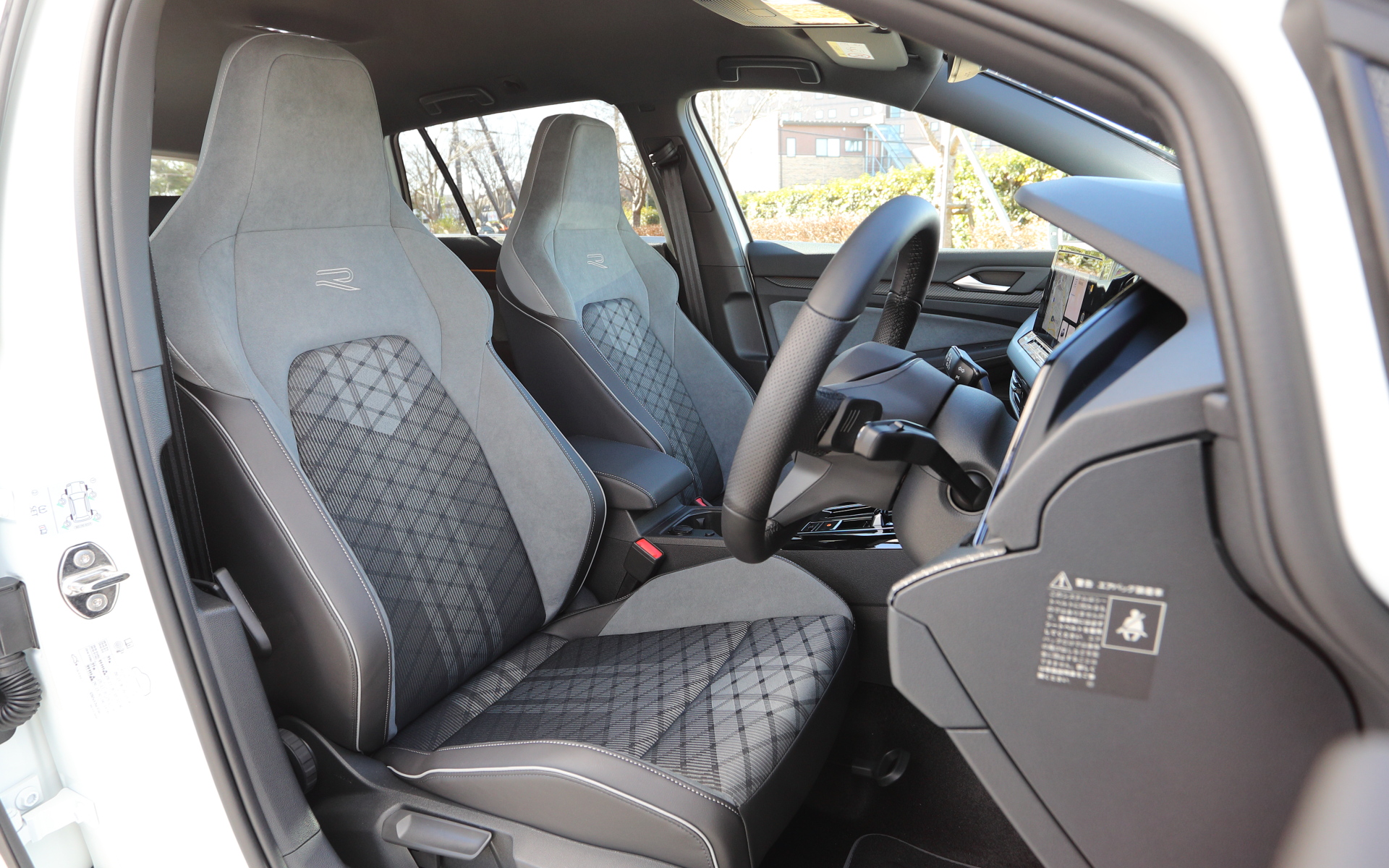 撮影車は「ゴルフ ヴァリアント TDI R-Line」（441万6000円）。同一車線内全車速運転支援システム“Travel Assist”やデジタルメータークラスター“Digital Cockpit Pro”といった新型ゴルフならではの先進装備をエントリーグレードから標準装備するほか、走行モードの切り替えが可能なドライビングプロファイルやシートヒーターなどの快適装備も全グレード標準。R-Lineではエクステリアをスポーティな仕様に仕上げ、ハッチバック同様に18インチアルミホイールもオプションで用意する