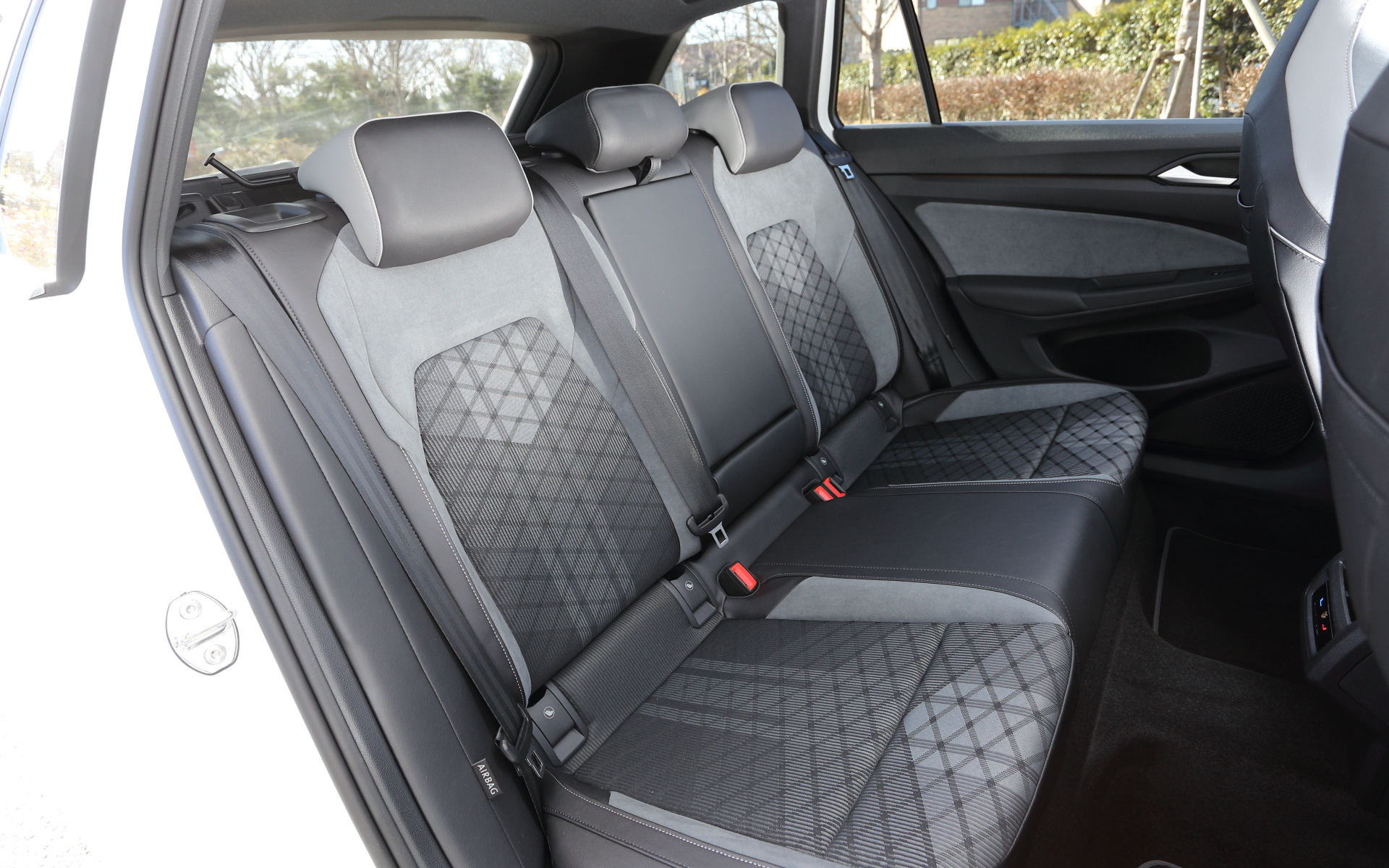 撮影車は「ゴルフ ヴァリアント TDI R-Line」(441万6000円)。同一車線内全車速運転支援システム“Travel Assist”やデジタルメータークラスター“Digital Cockpit Pro”といった新型ゴルフならではの先進装備をエントリーグレードから標準装備するほか、走行モードの切り替えが可能なドライビングプロファイルやシートヒーターなどの快適装備も全グレード標準。R-Lineではエクステリアをスポーティな仕様に仕上げ、ハッチバック同様に18インチアルミホイールもオプションで用意する