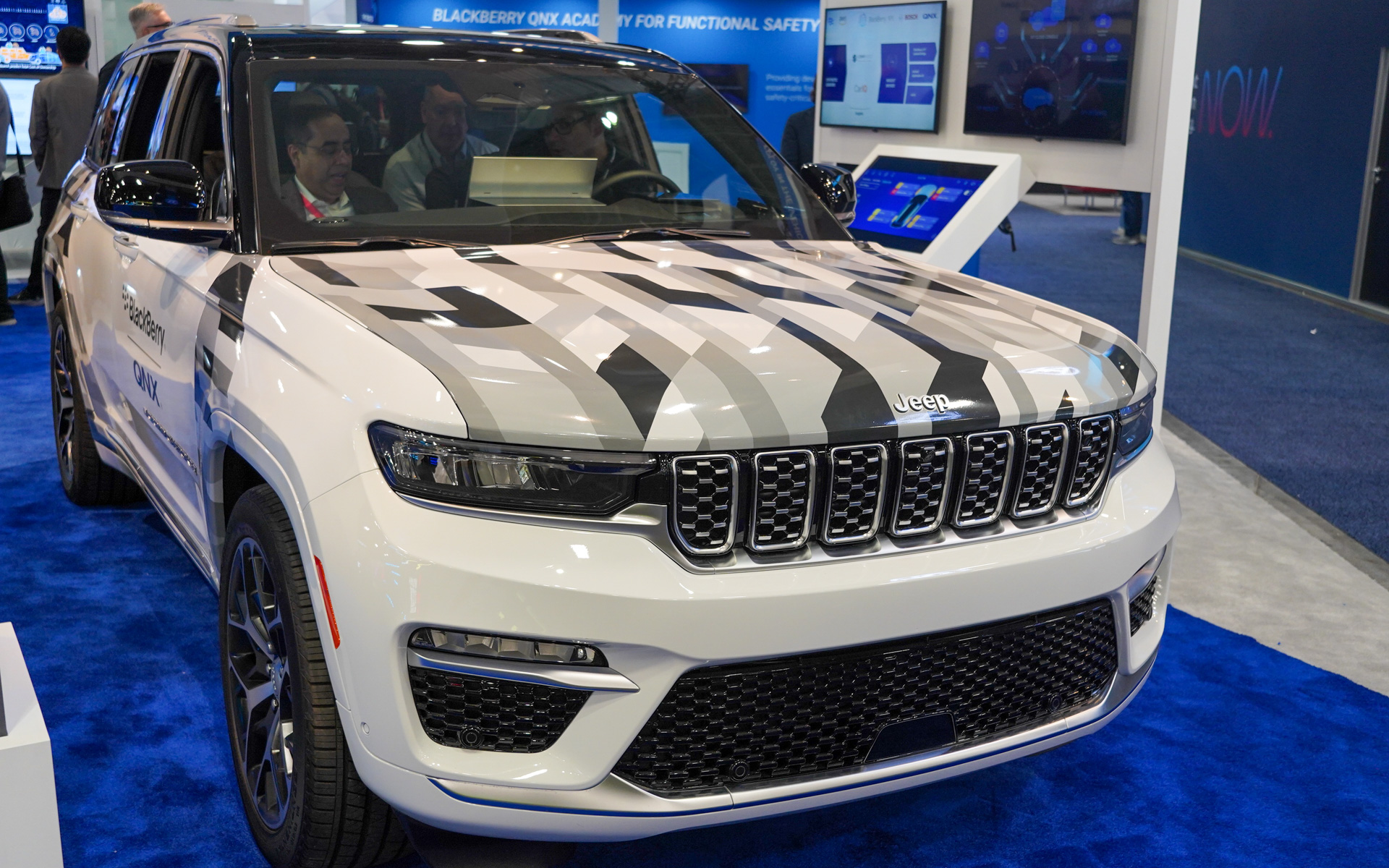 ブラックベリーのソフトウエアが組み込まれたボッシュのECUを搭載したジープ「グランドチェロキー」のデモ車