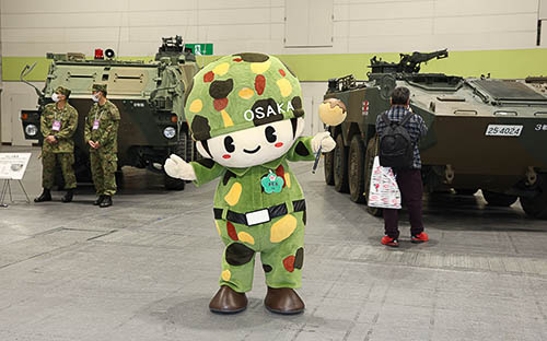 自衛隊の車両や公認マスコットキャラクターも来場