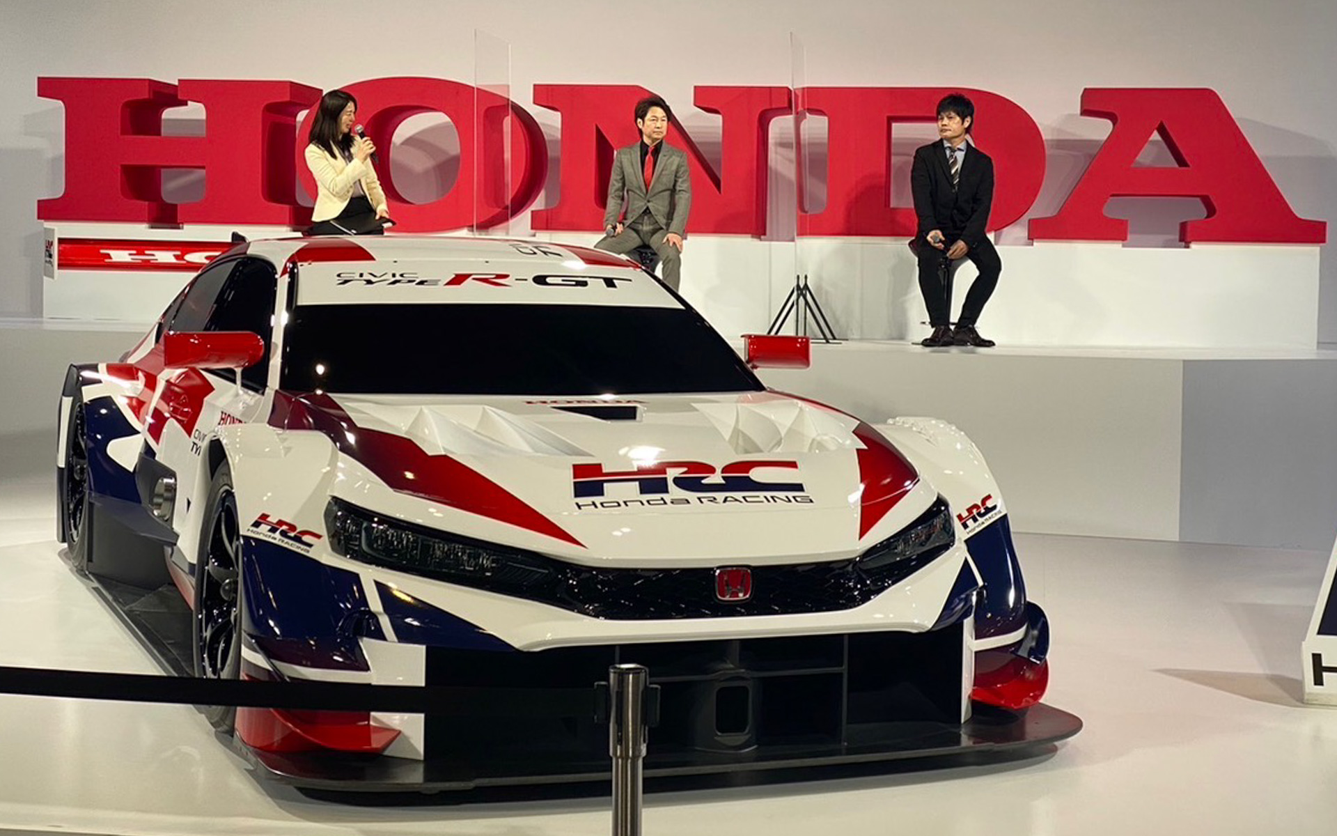 ホンダブースのステージ前には、2024年シーズンからSUPER GTへの参戦に向けて開発中の「CIVIC TYPE R-GT CONCEPT」がデーンと鎮座。ひっきりなしに人だかりができる人気でしたが、最終日には東京国際カスタムカーコンテスト2023で、コンセプトカー部門の最優秀賞を受賞！　早くサーキットを走る姿が見たいですね