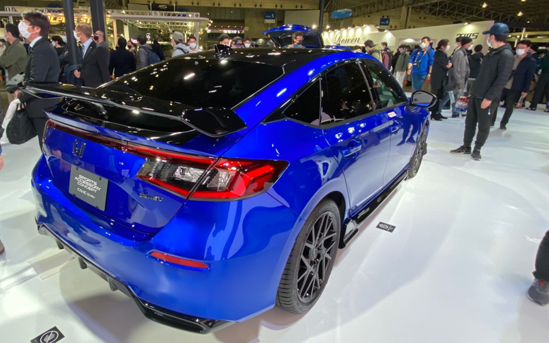 ホンダブースにはGTコンセプトのほかにも、無限仕様、S耐参戦仕様、ホンダアクセス仕様と、たくさんのシビック TYPE Rが展示してありました。こちらはホンダアクセスのSPORTS ACCESSORY CONCEPT。FRP製のテールゲートスポイラーが、ヤンチャだけどどこか大人っぽい雰囲気もあって惹きつけられました