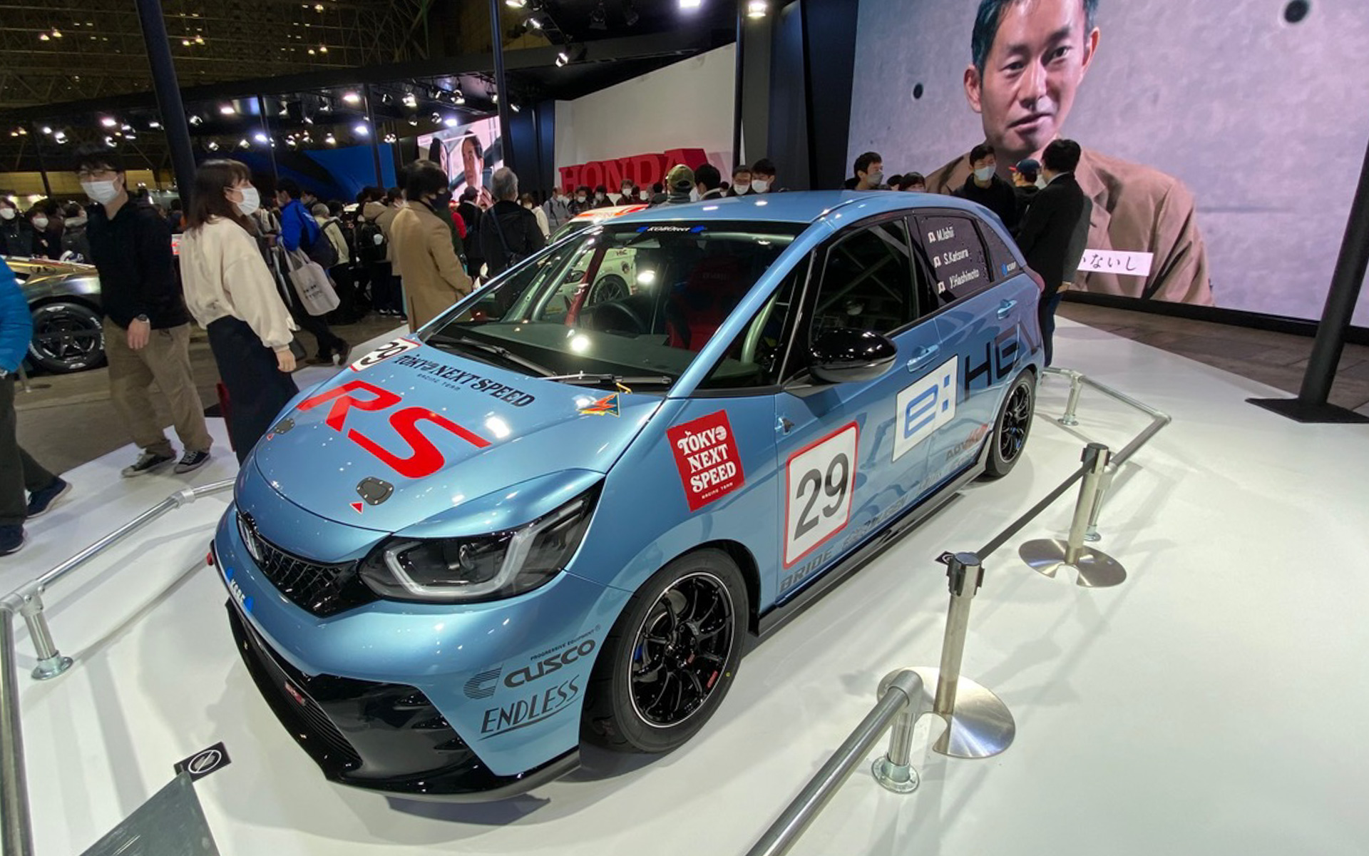 ついに私たちの29号車が、オートサロンの晴れ舞台に！　たくさんの人にカシャカシャと写真を撮ってもらっている光景に、Joy耐で一緒に闘ってきた日々がよみがえり、胸が熱くなりました。e:HEVでもサーキットを攻めること、走る楽しさを磨くこと。それをあきらめなかった開発チームに、あらためて拍手を送りたいです