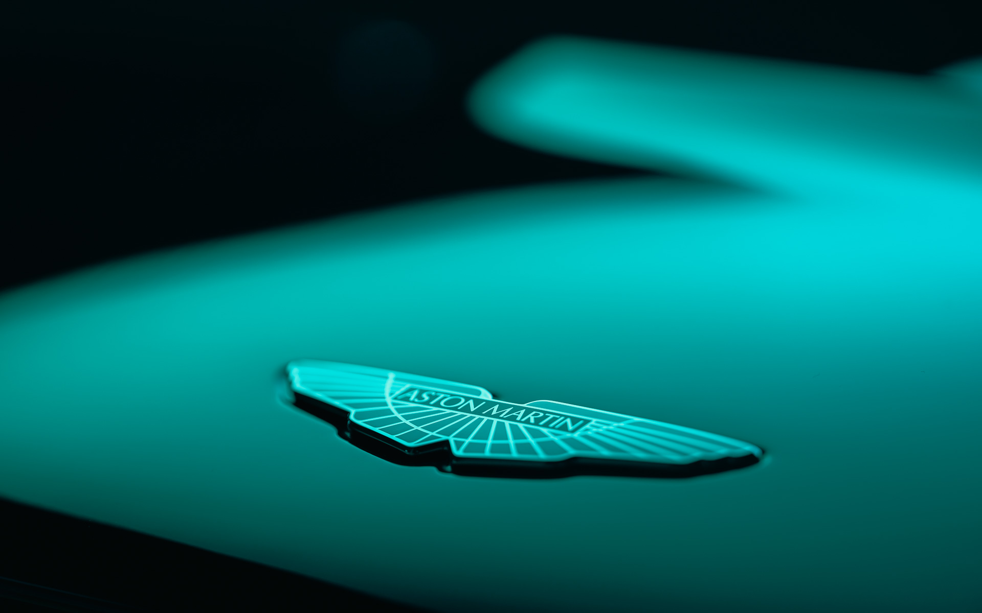 エクステリアでは空力性能の改善などが図られた