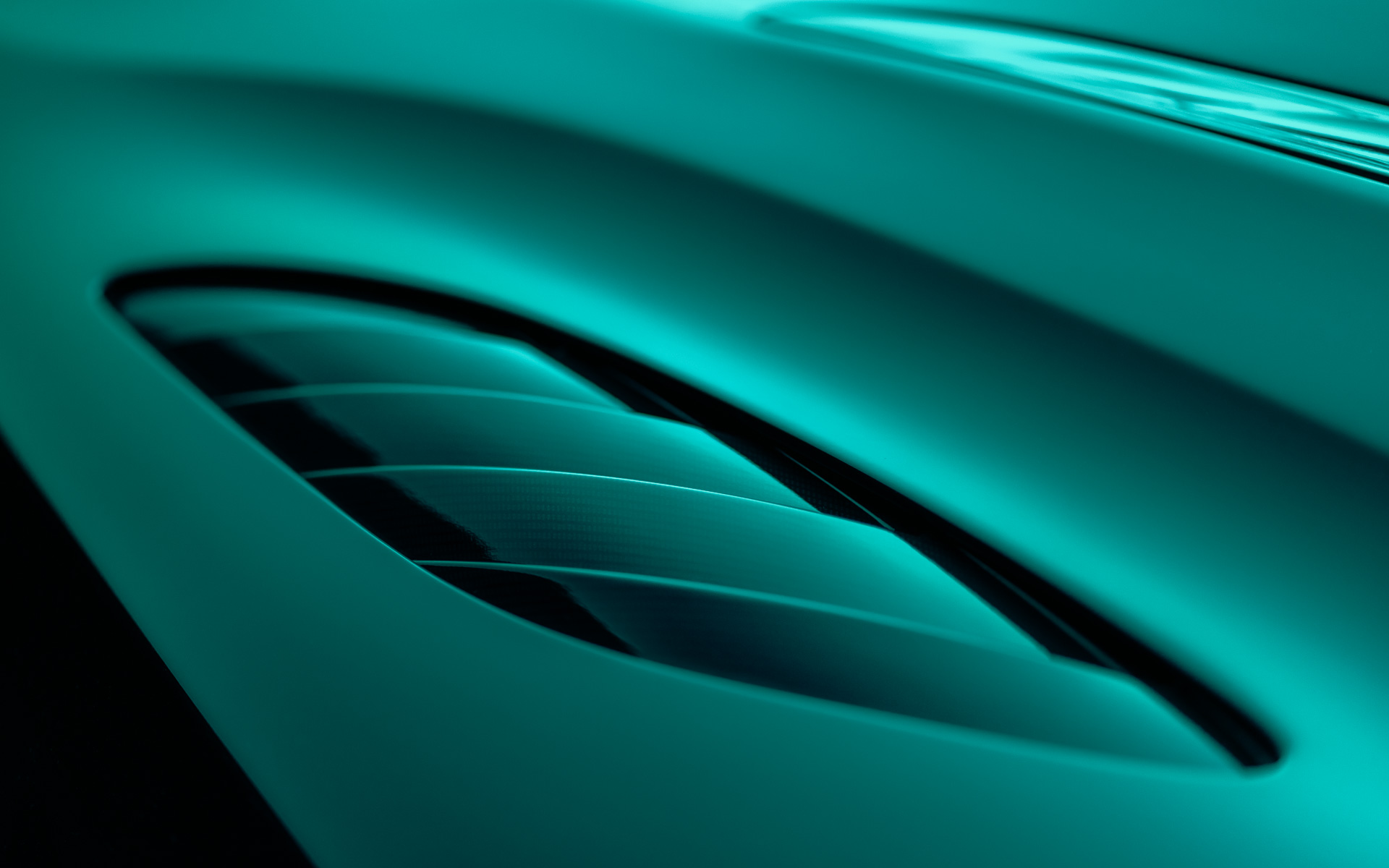 エクステリアでは空力性能の改善などが図られた