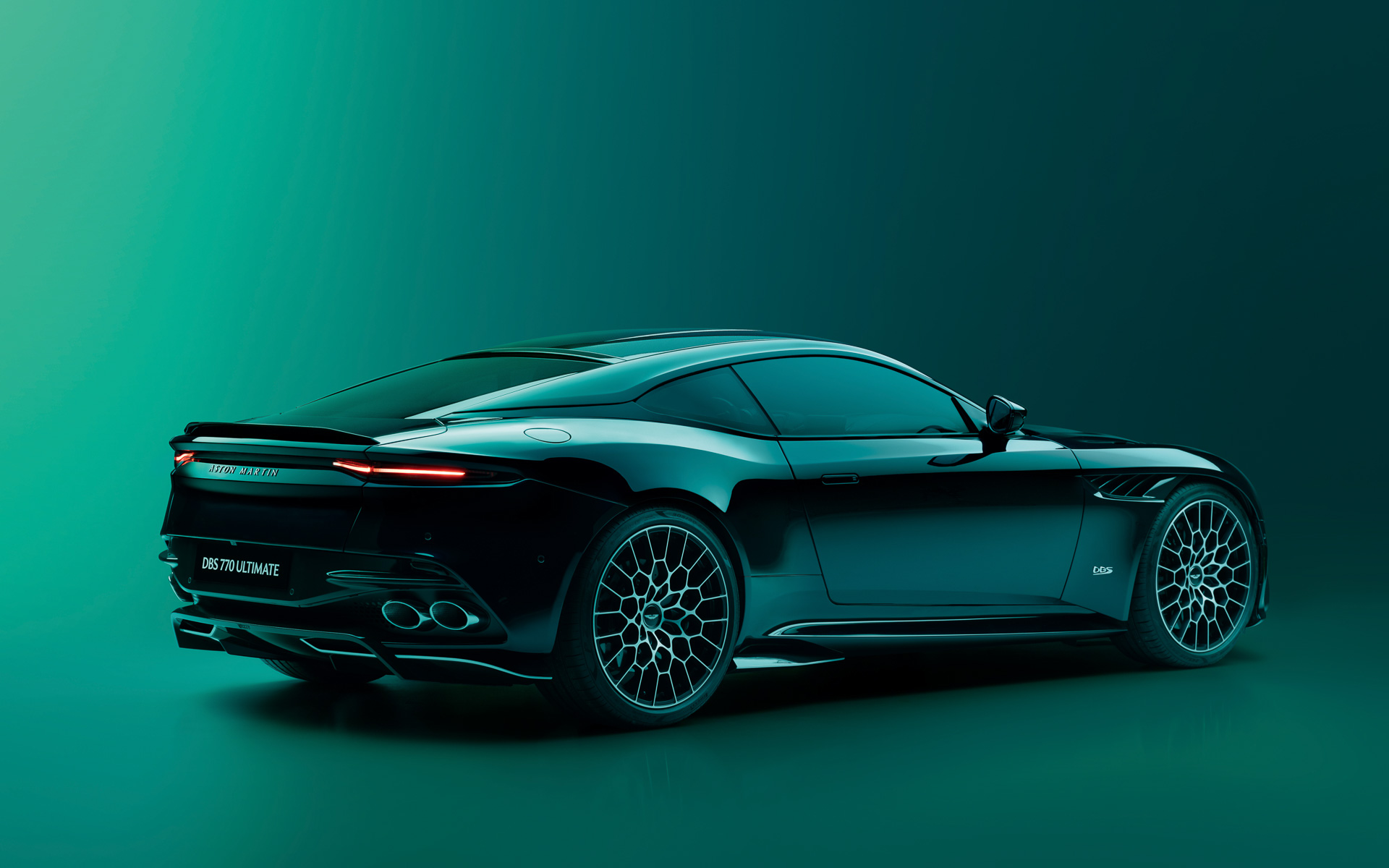 DBS 770 アルティメイトはアストンマーティン史上もっともパワフルなV型12気筒DOHC 5.2リッターツインターボエンジンを搭載。ボディサイズは4715×2145×1285mm（全長×全幅×全高）、ホイールベースは2805mm