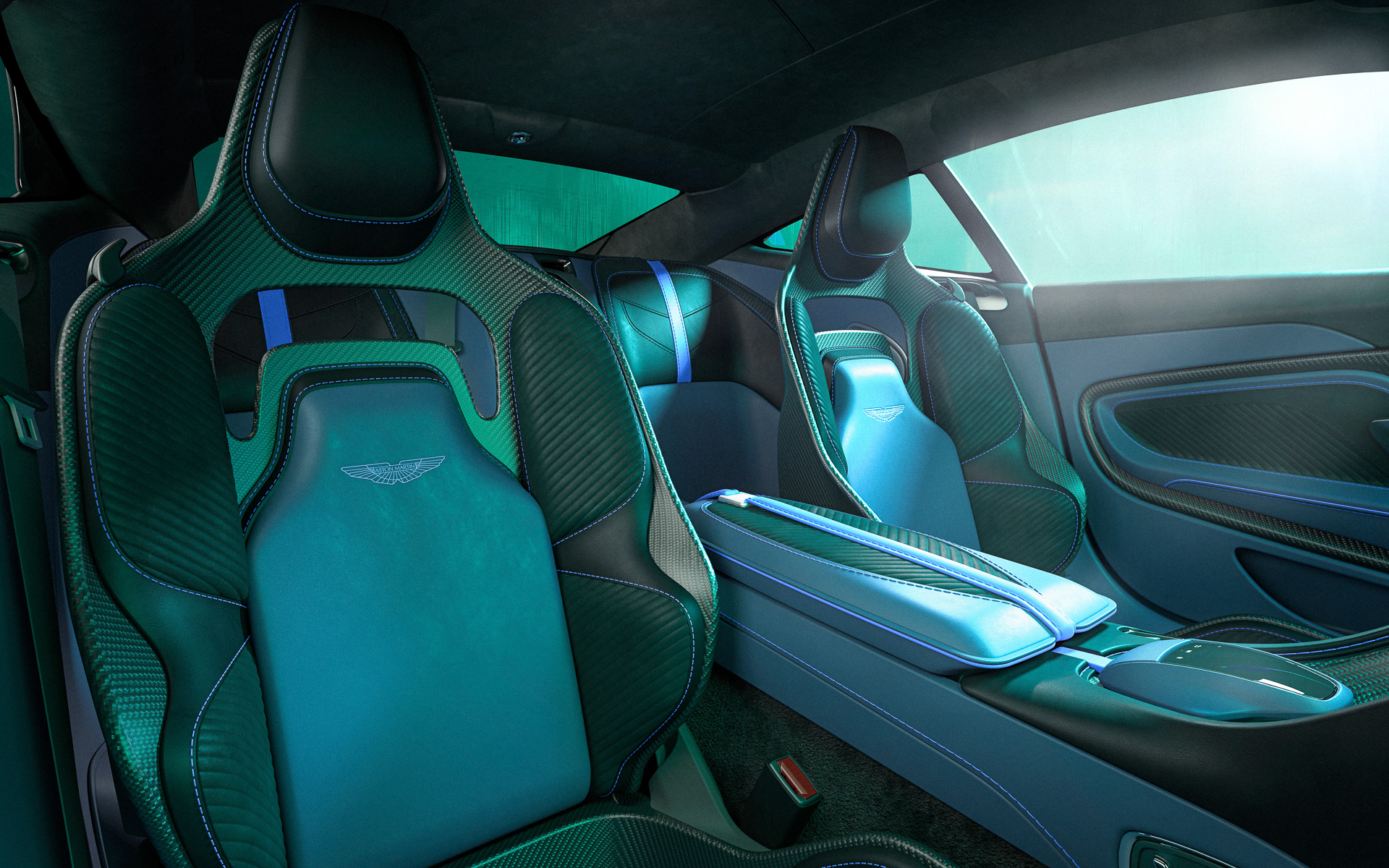 DBS 770 アルティメイトのインテリア。限定モデルであることを示すシリアルナンバーが刻印された専用シルプレートも装着