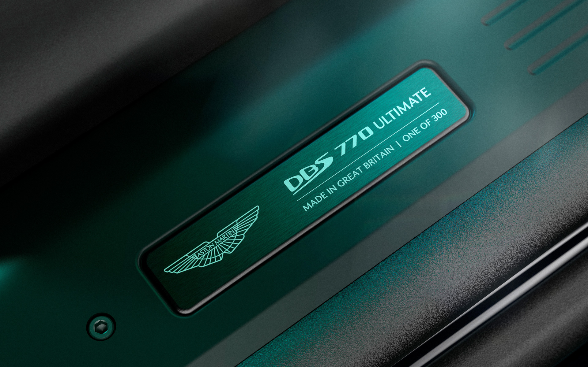 DBS 770 アルティメイトのインテリア。限定モデルであることを示すシリアルナンバーが刻印された専用シルプレートも装着