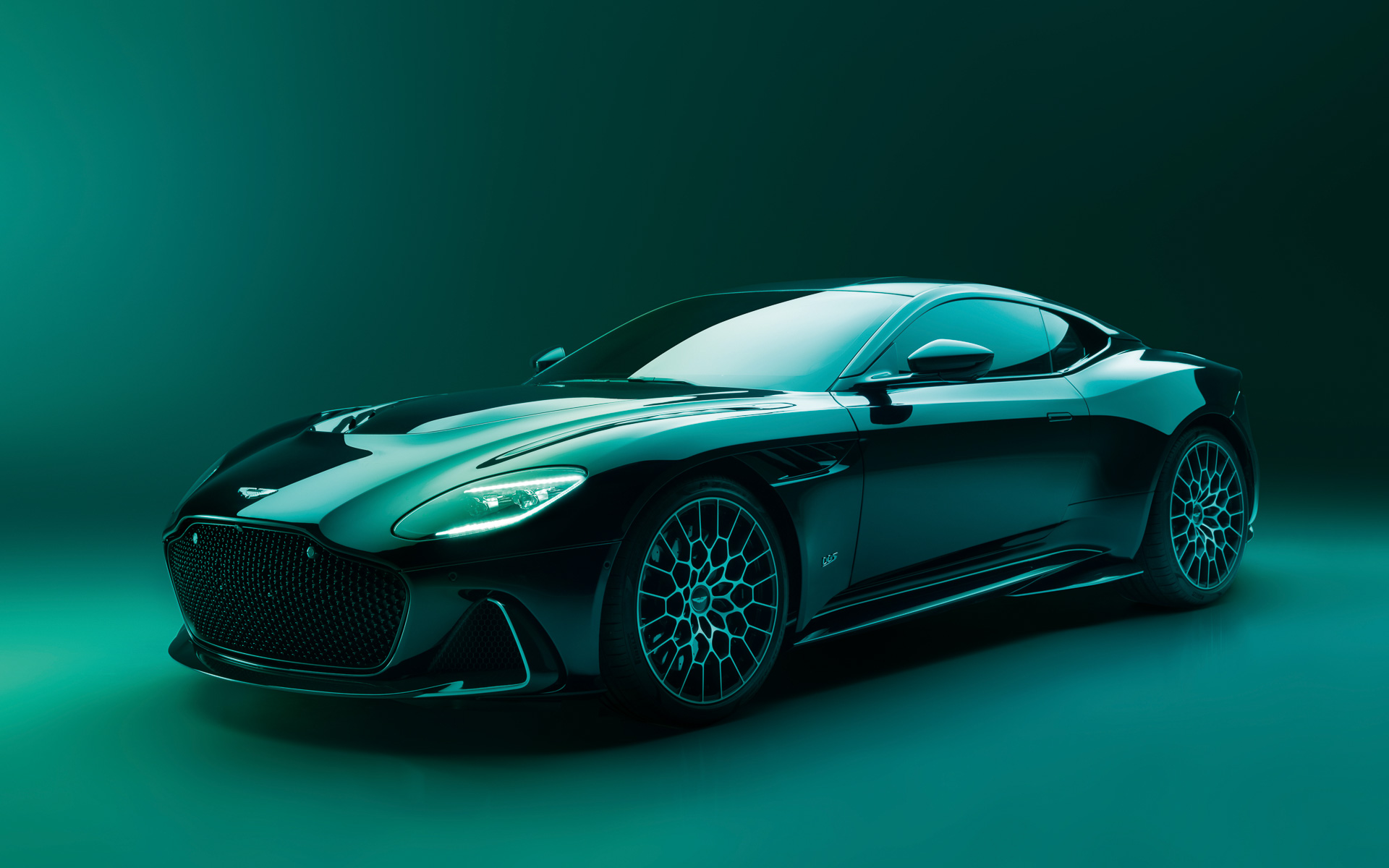 DBS 770 アルティメイトはアストンマーティン史上もっともパワフルなV型12気筒DOHC 5.2リッターツインターボエンジンを搭載。ボディサイズは4715×2145×1285mm（全長×全幅×全高）、ホイールベースは2805mm