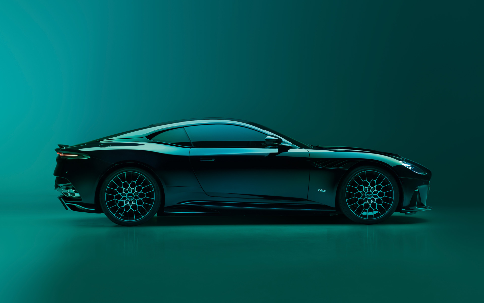 DBS 770 アルティメイトはアストンマーティン史上もっともパワフルなV型12気筒DOHC 5.2リッターツインターボエンジンを搭載。ボディサイズは4715×2145×1285mm（全長×全幅×全高）、ホイールベースは2805mm