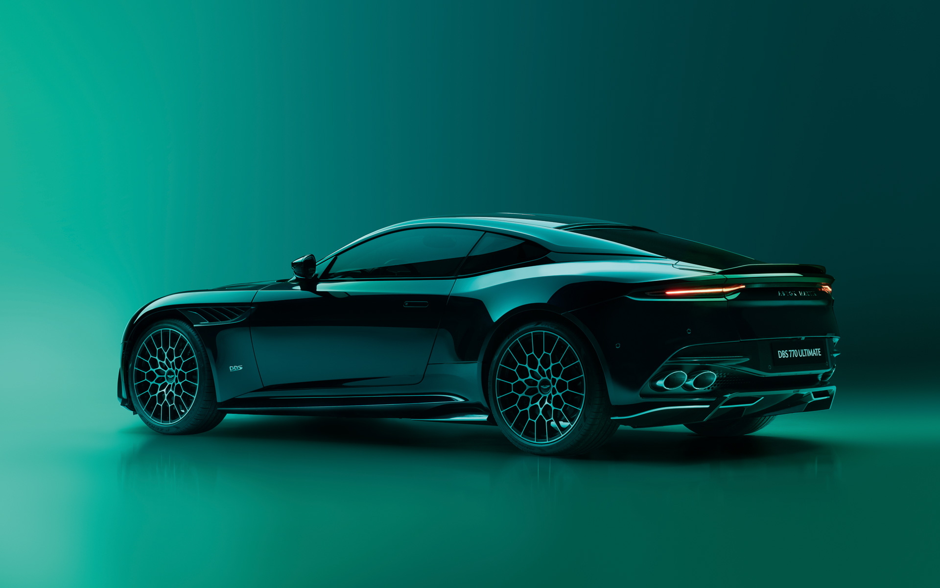 DBS 770 アルティメイトはアストンマーティン史上もっともパワフルなV型12気筒DOHC 5.2リッターツインターボエンジンを搭載。ボディサイズは4715×2145×1285mm（全長×全幅×全高）、ホイールベースは2805mm