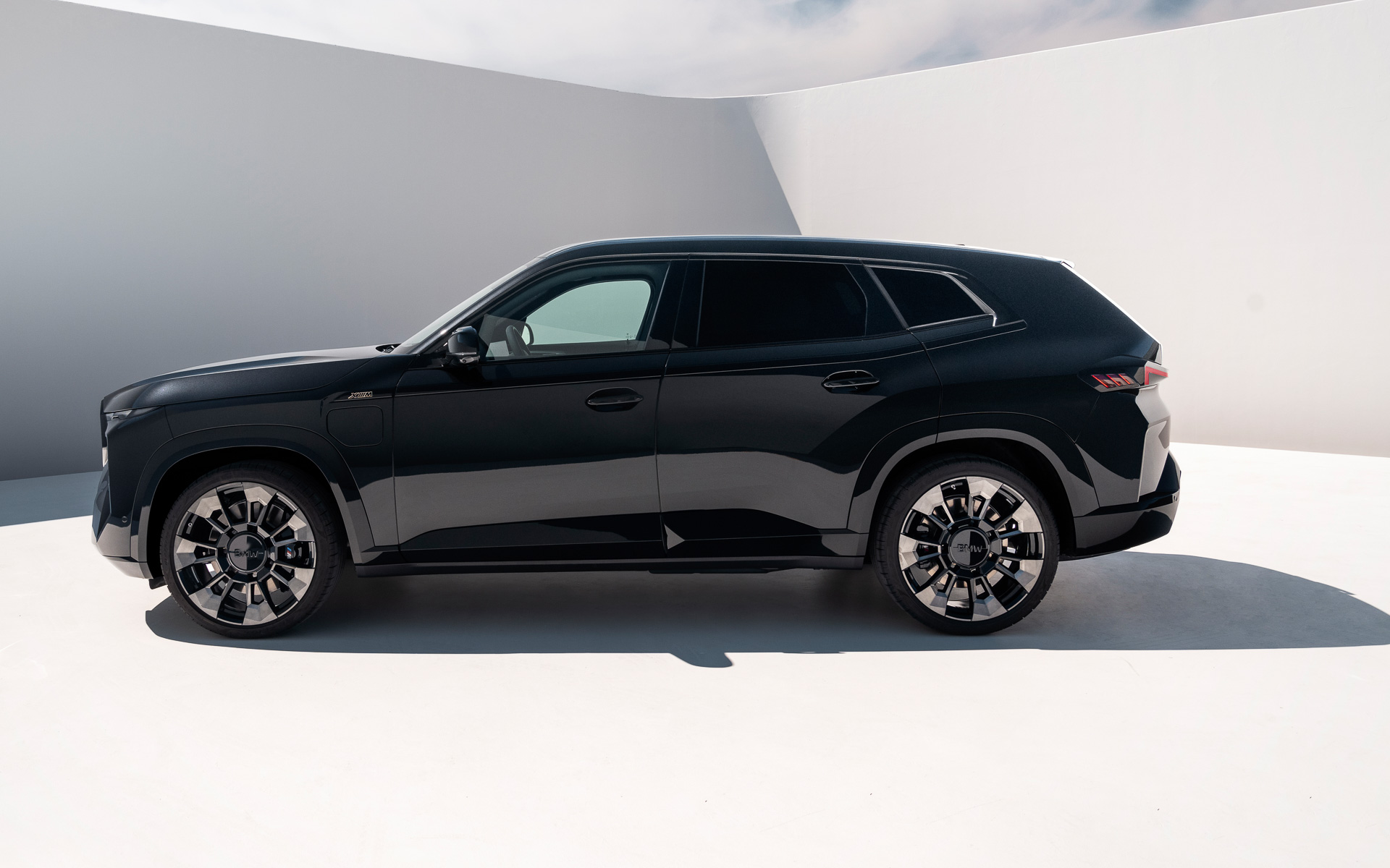 ボディサイズは5110×2005×1755mm（全長×全幅×全高）、ホイールベースは3105mm、車両重量2710kg、車両総重量3300kg（数値はすべて欧州仕様値）