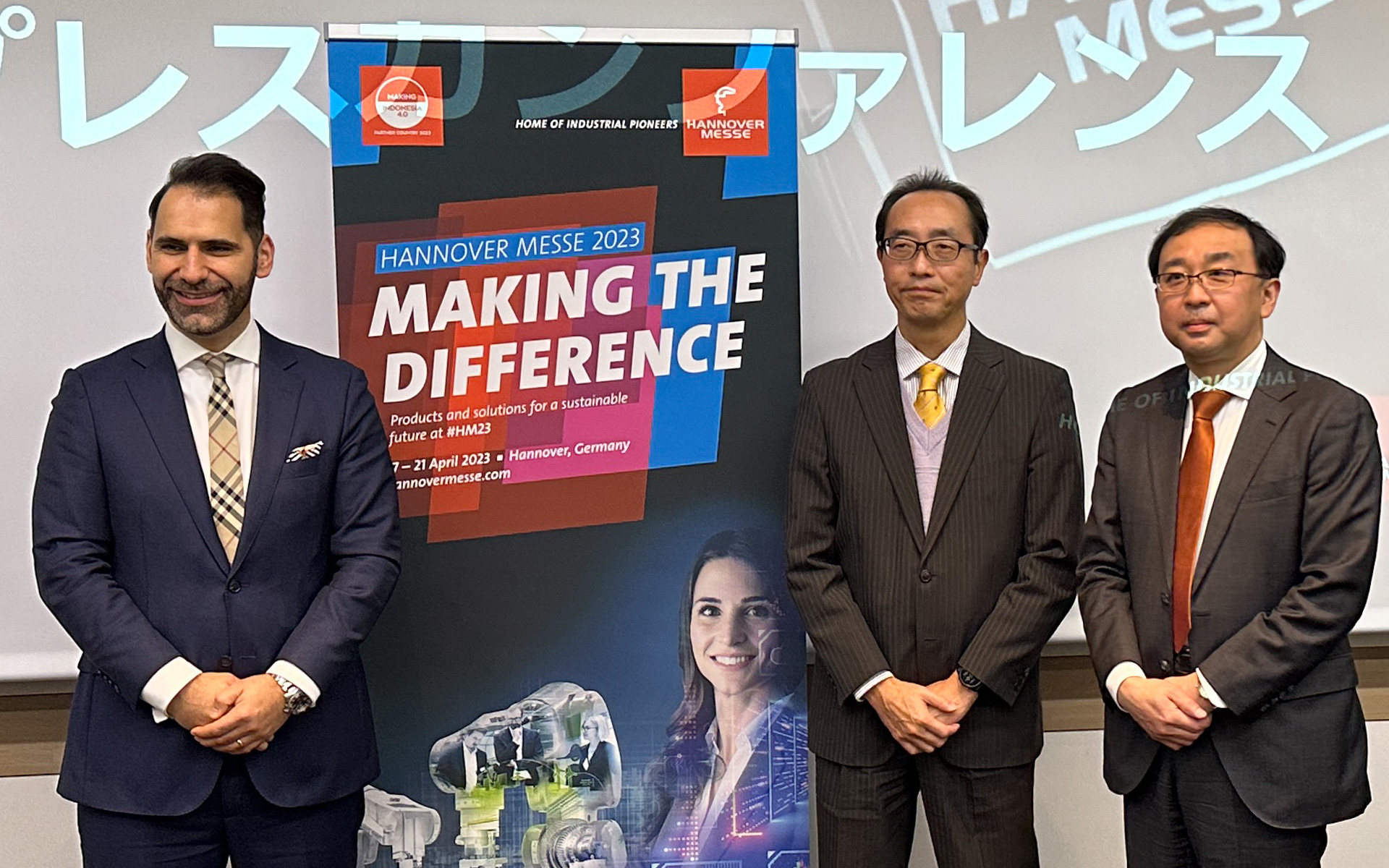 写真は左から、ドイツメッセ ハノーバーメッセ担当 Director バシリオス トリアンタフィロス氏、ロボット革命イニシアティブ協議会（RRI）インダストリアルIoT推進統括 中島一雄氏、International Linkage ドイツメッセ日本代表部 竹生学史氏