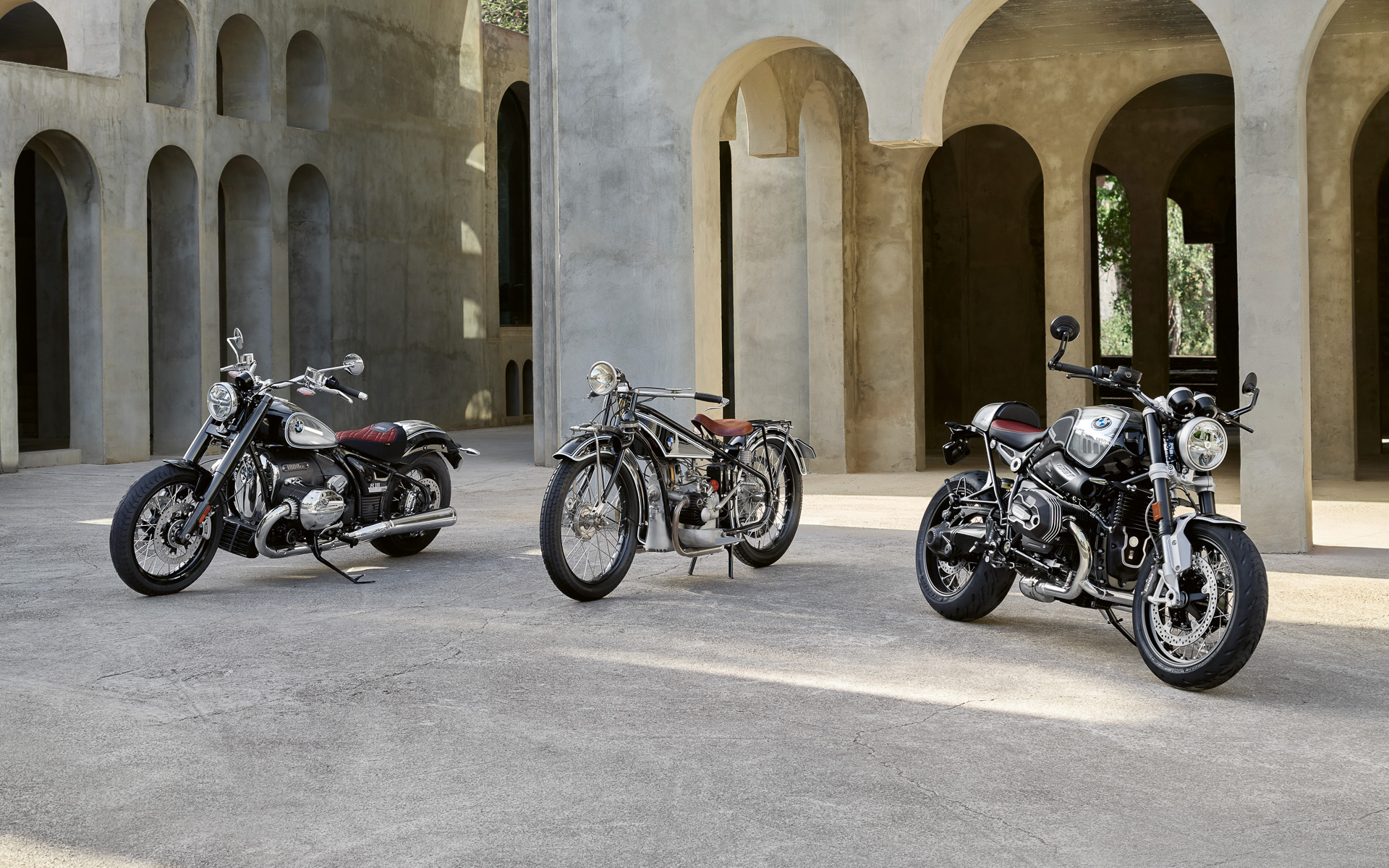 中央が1923年に誕生したBMW Motorrad最初のモーターサイクルR 32