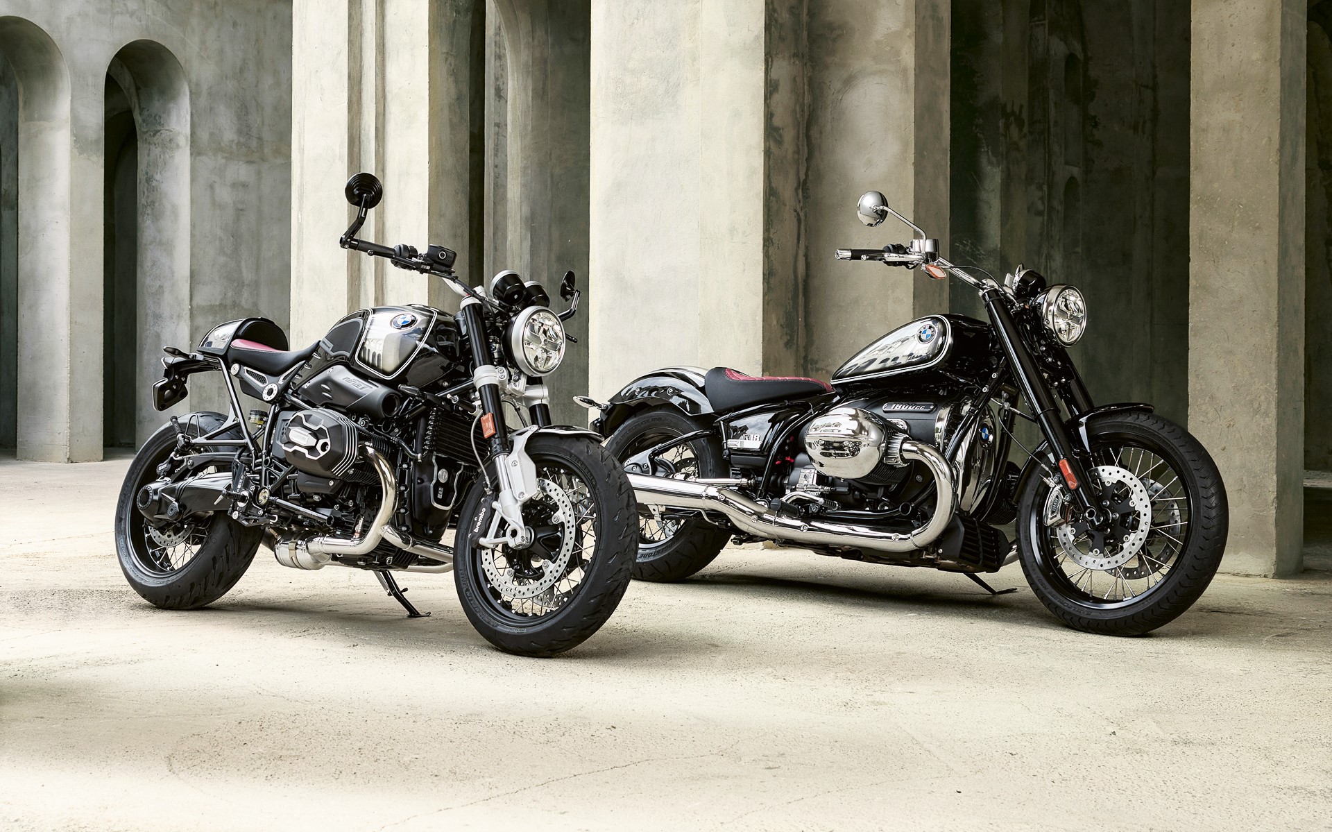 BMW Motorrad誕生100周年記念モデルの「R nineT 100Years」（手前）「R 18 100Years」（奥）