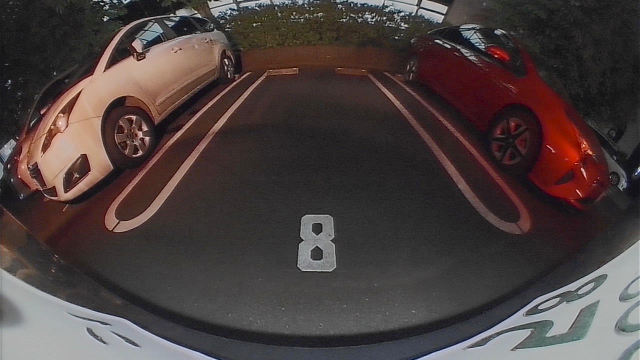 バックカメラ映像（夜）