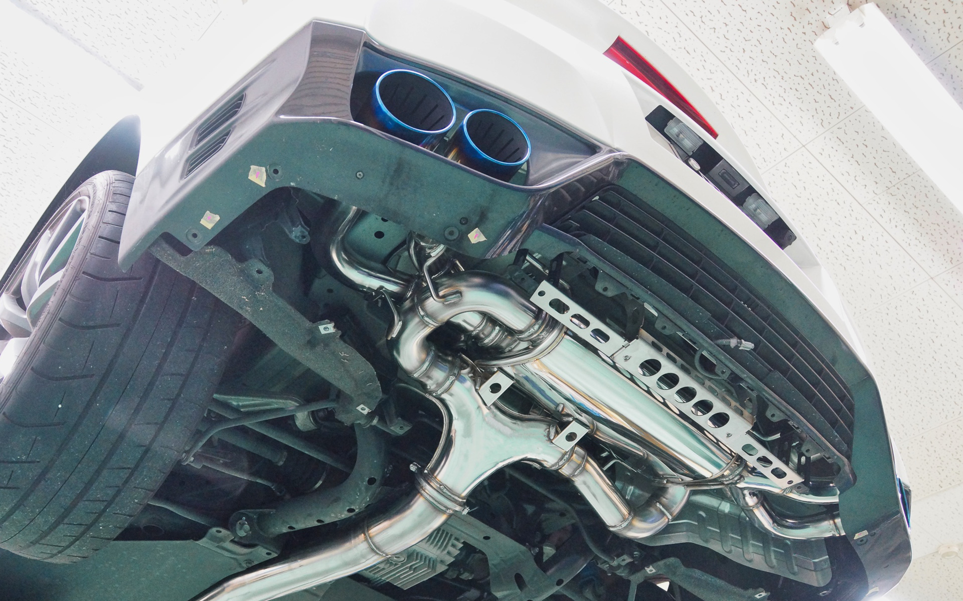 ストレート構造とすることで低排圧を実現した