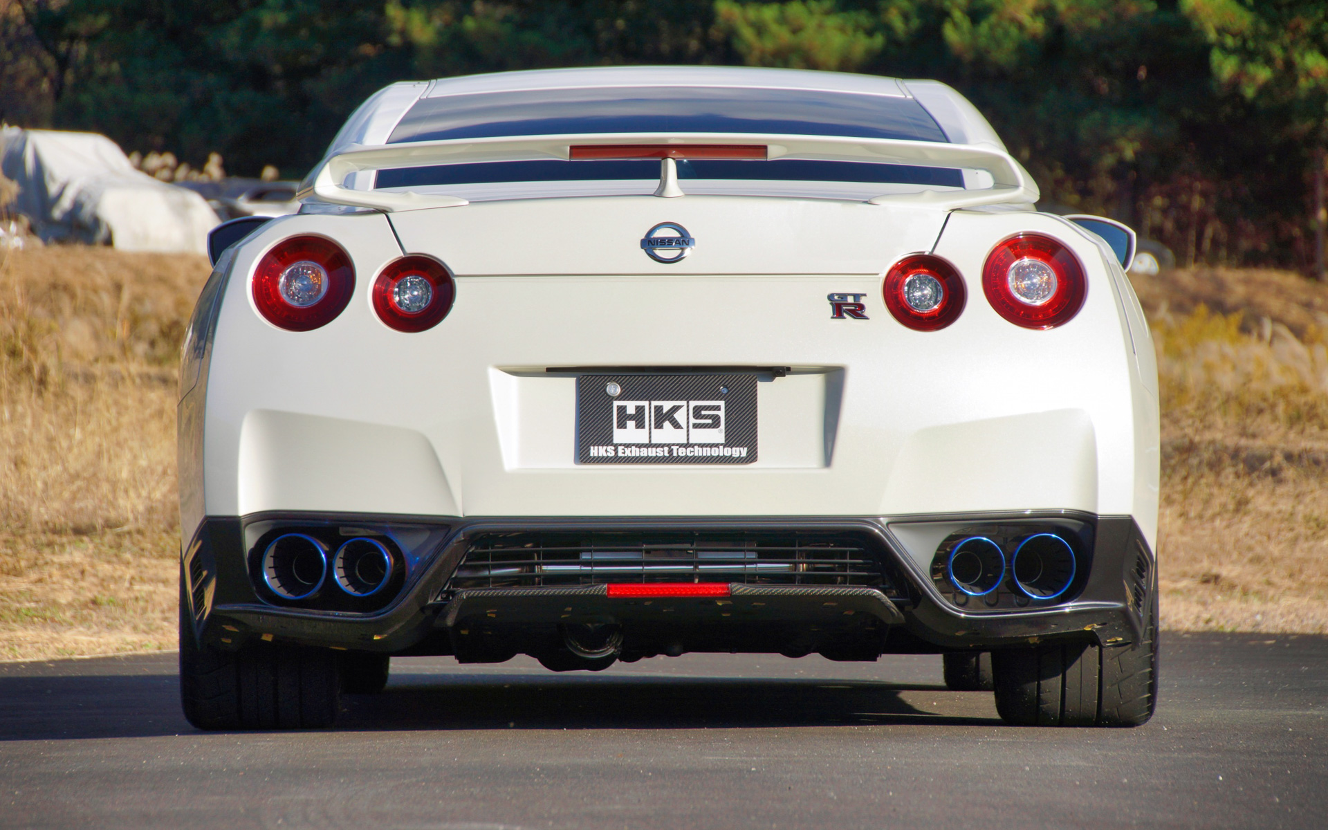 テールの内側と外側を異径にすることでインパクトのあるリアビューを実現