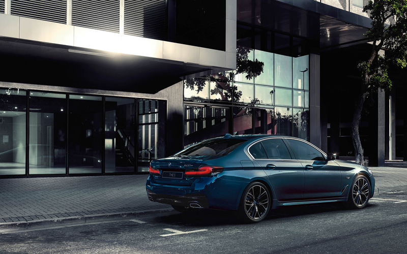 BMW、「5シリーズ」日本発売50周年記念特別仕様車「50th