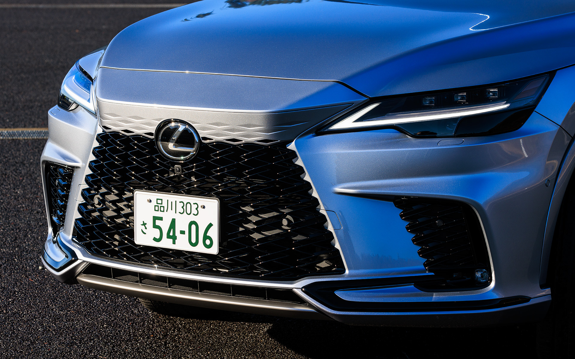 撮影車はRX500h“F SPORT Performance”（900万円）。ボディサイズは4890×1920×1700mm（全長×全幅×全高）、ホイールベースは2850mm。エクステリアでは走りを予感させる踏ん張り感のあるスタイルと、独自性を追求した次世代レクサスデザインを採用した