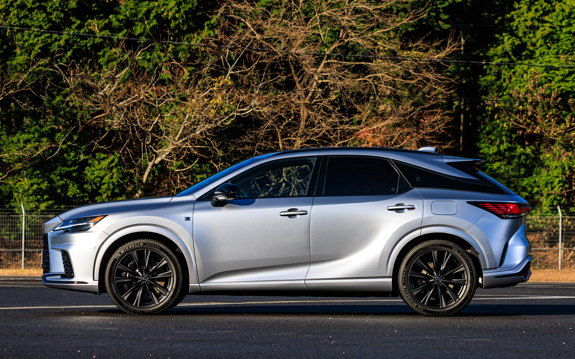 撮影車はRX500h“F SPORT Performance”（900万円）。ボディサイズは4890×1920×1700mm（全長×全幅×全高）、ホイールベースは2850mm。エクステリアでは走りを予感させる踏ん張り感のあるスタイルと、独自性を追求した次世代レクサスデザインを採用した