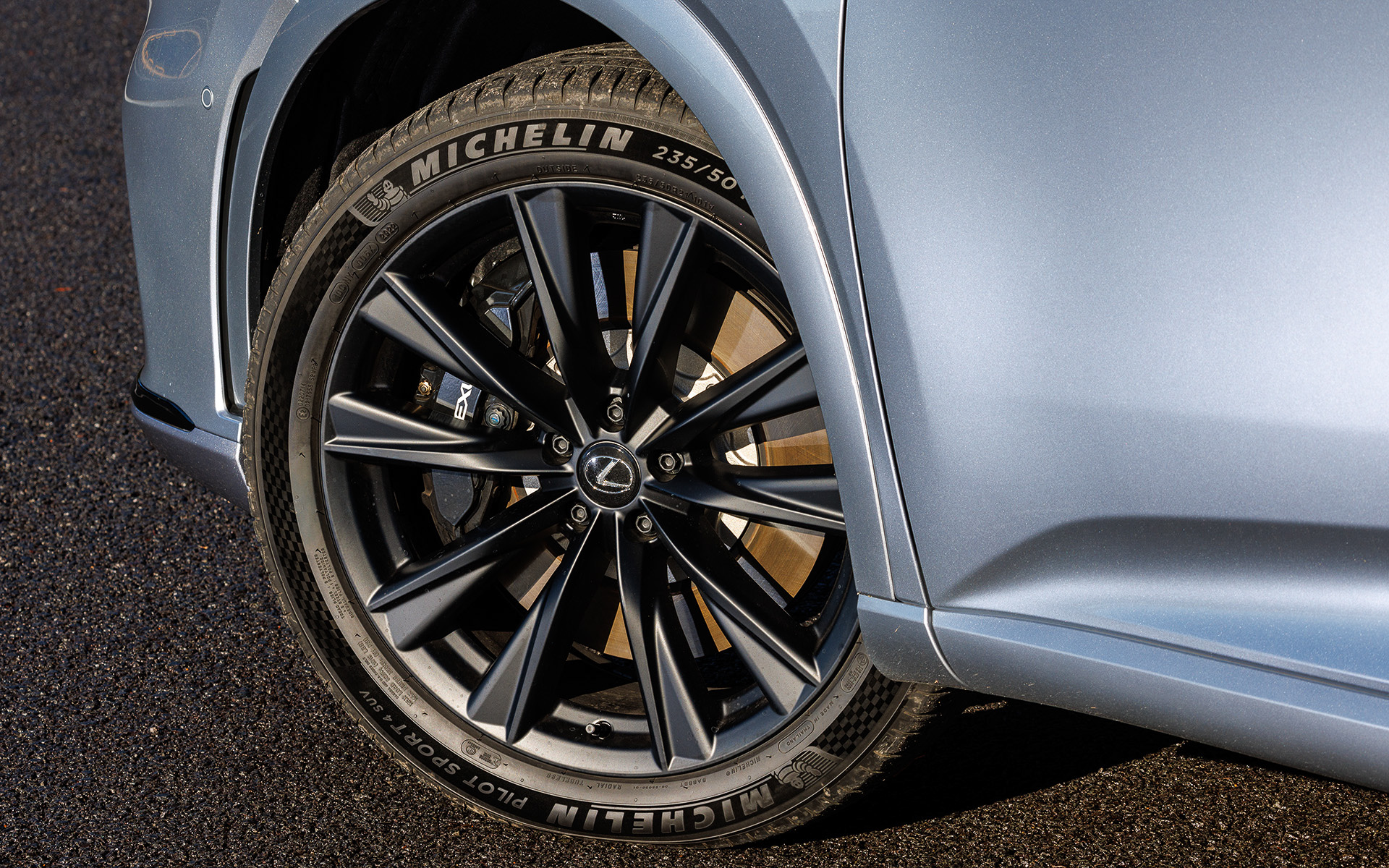 撮影車はRX500h“F SPORT Performance”（900万円）。ボディサイズは4890×1920×1700mm（全長×全幅×全高）、ホイールベースは2850mm。エクステリアでは走りを予感させる踏ん張り感のあるスタイルと、独自性を追求した次世代レクサスデザインを採用した