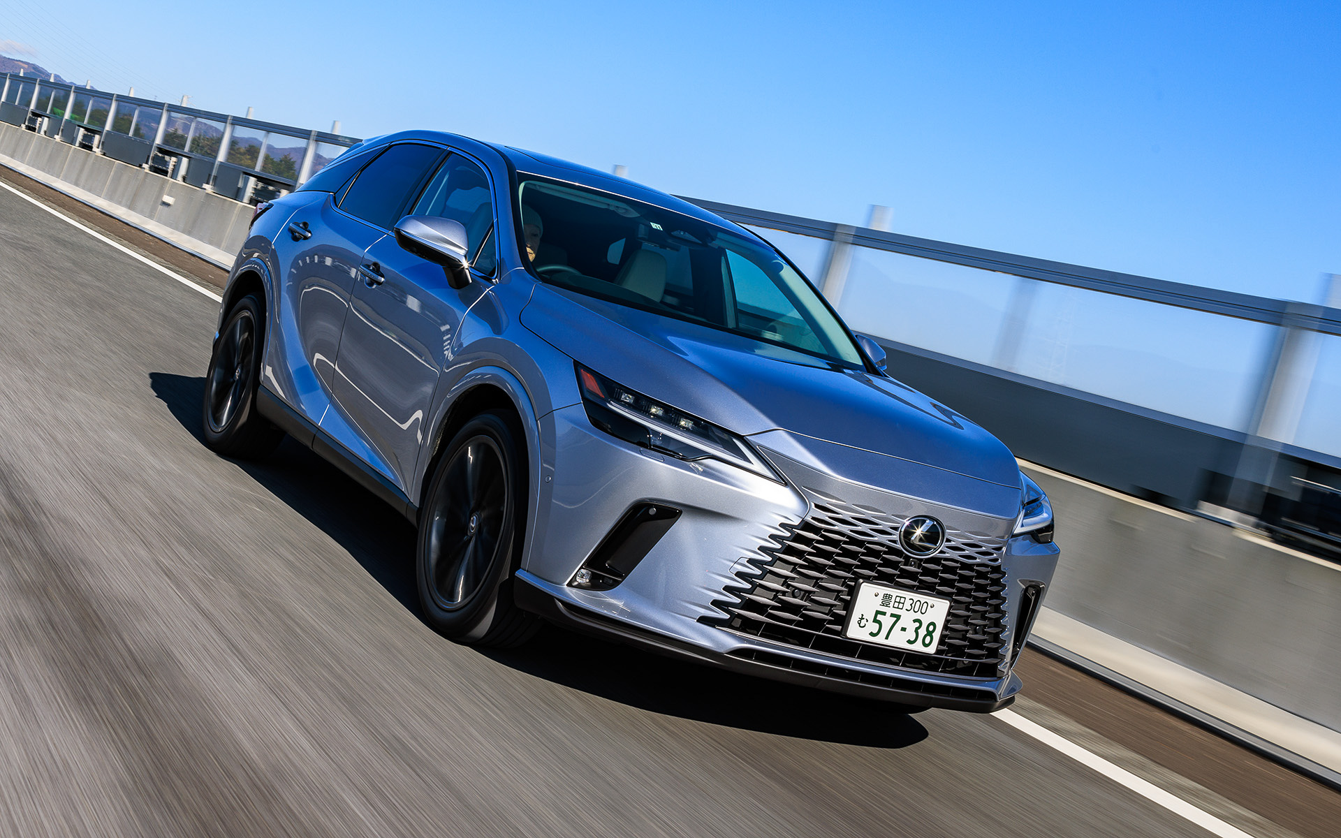 RX350“version L”（664万円）