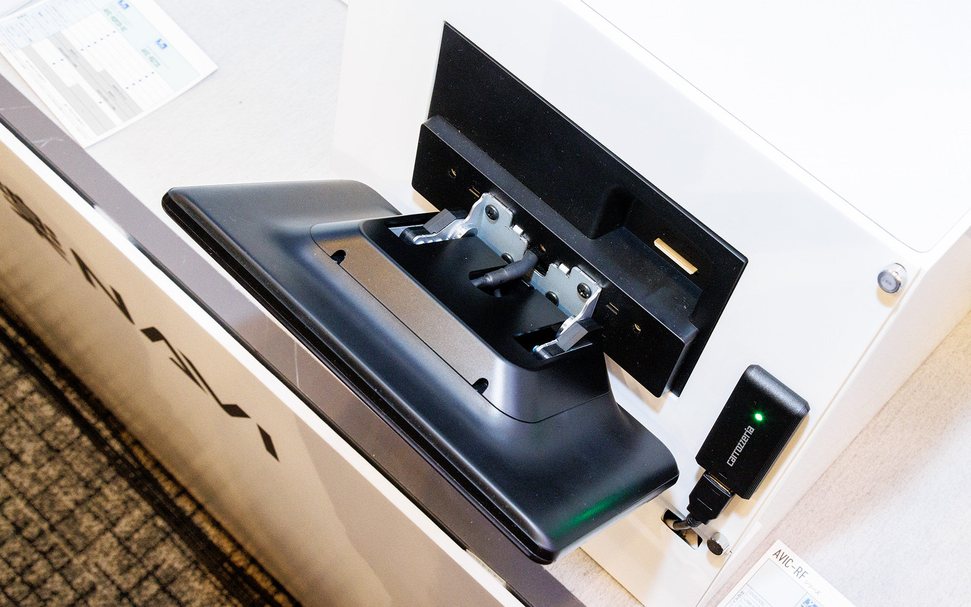 ディスプレイを倒したところ。左右の首振りはできない。DVD/CDドライブも非搭載となる