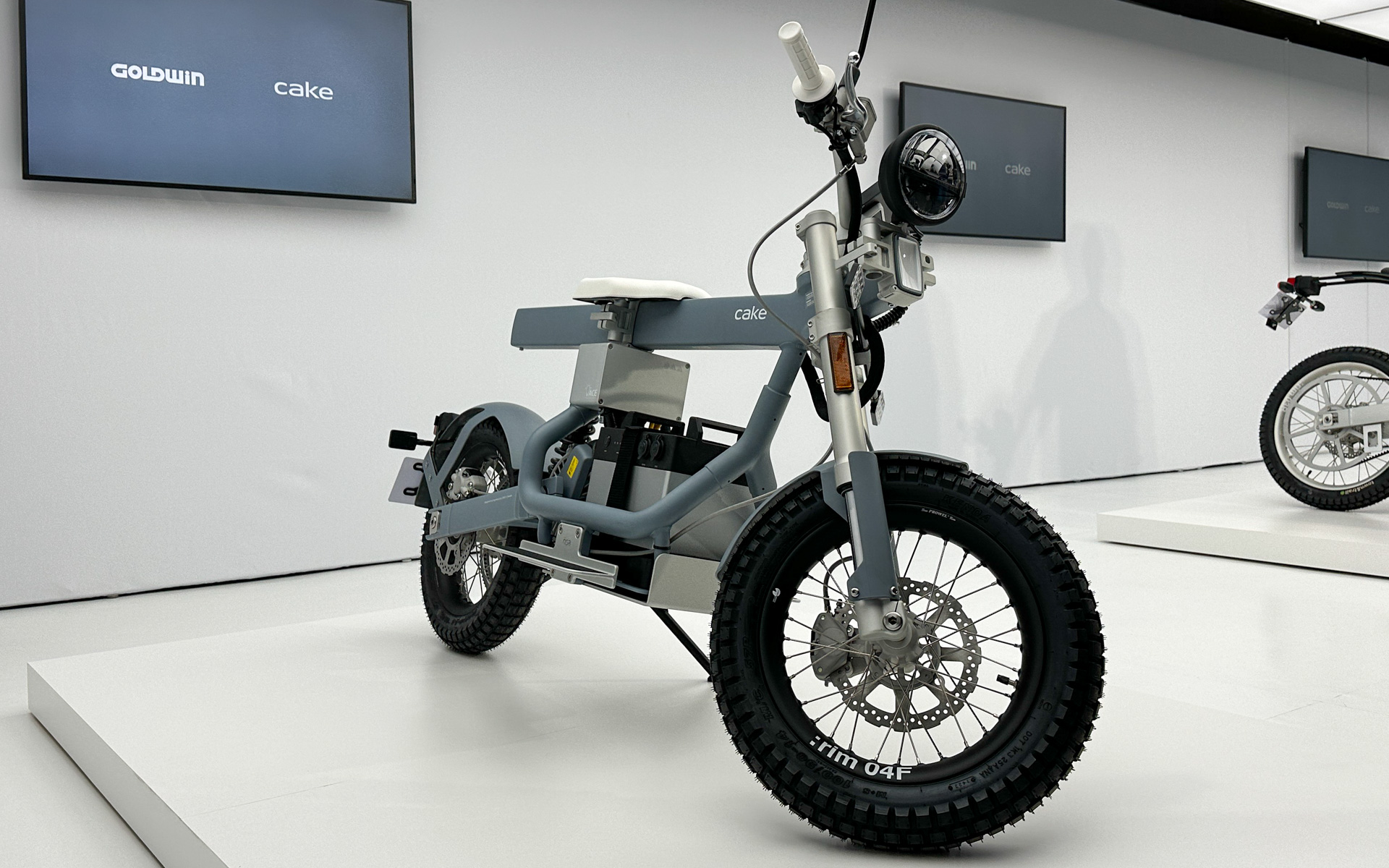 Osa＋（オッサ プラス）。スペック参考値、最高速：90km/h、航続距離：111km、最大瞬間出力/定格出力：9kW/6.0kW、車両重量：89kg、免許：普通自動二輪（中型）