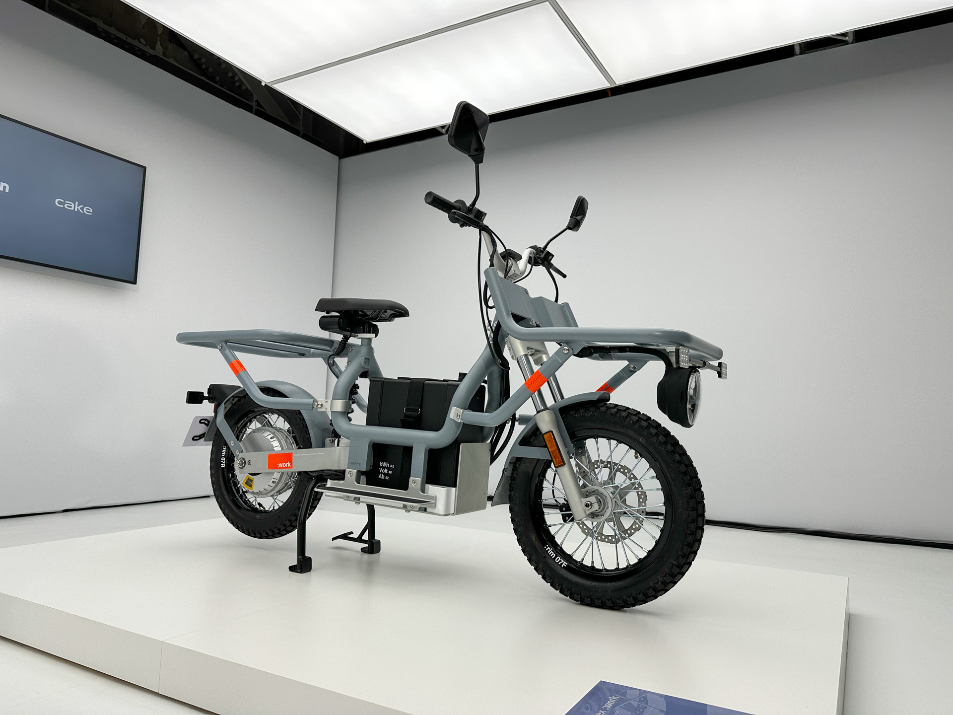 Makka range（マッカ レンジ）。スペック参考値、最高速：25km/h、航続距離：66km、最大瞬間出力/定格出力：1kW/0.6kW、車両重量：70kg、免許：原動機付自転車免許（原付）