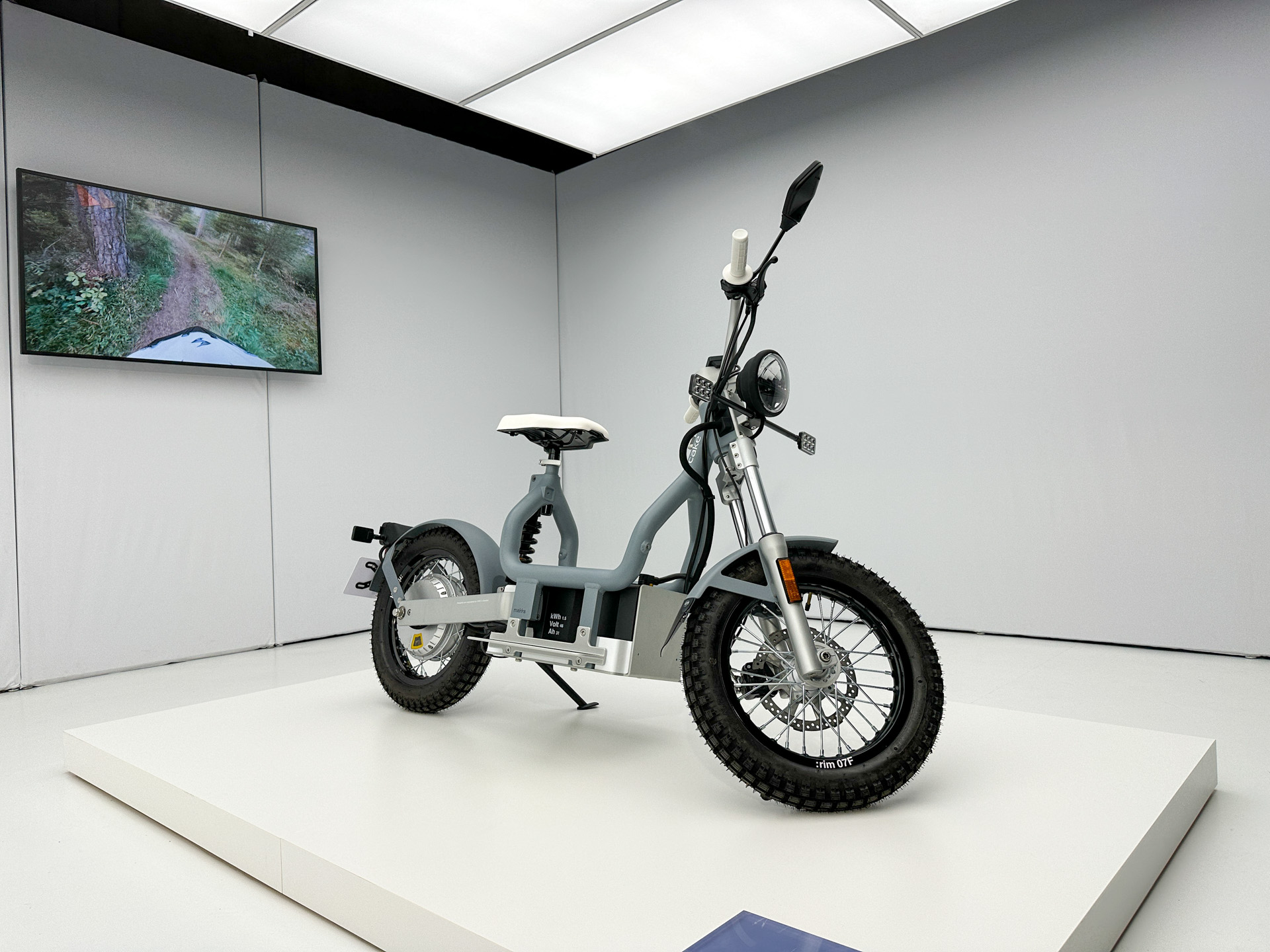 Makka range（マッカ レンジ）。スペック参考値、最高速：25km/h、航続距離：66km、最大瞬間出力/定格出力：1kW/0.6kW、車両重量：70kg、免許：原動機付自転車免許（原付）