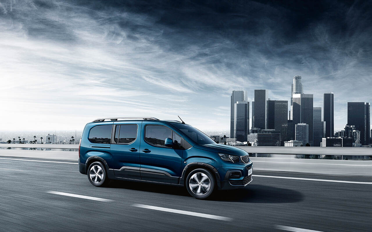 3列シート7人乗り仕様の「リフター ロング」