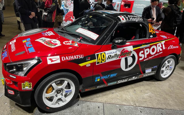 ラリージャパンに出場したダイハツ・コペン。社員ドライバーの相原さんと立ち話。ダイハツは今年から誰でも参加できるグラススポーツを展開します