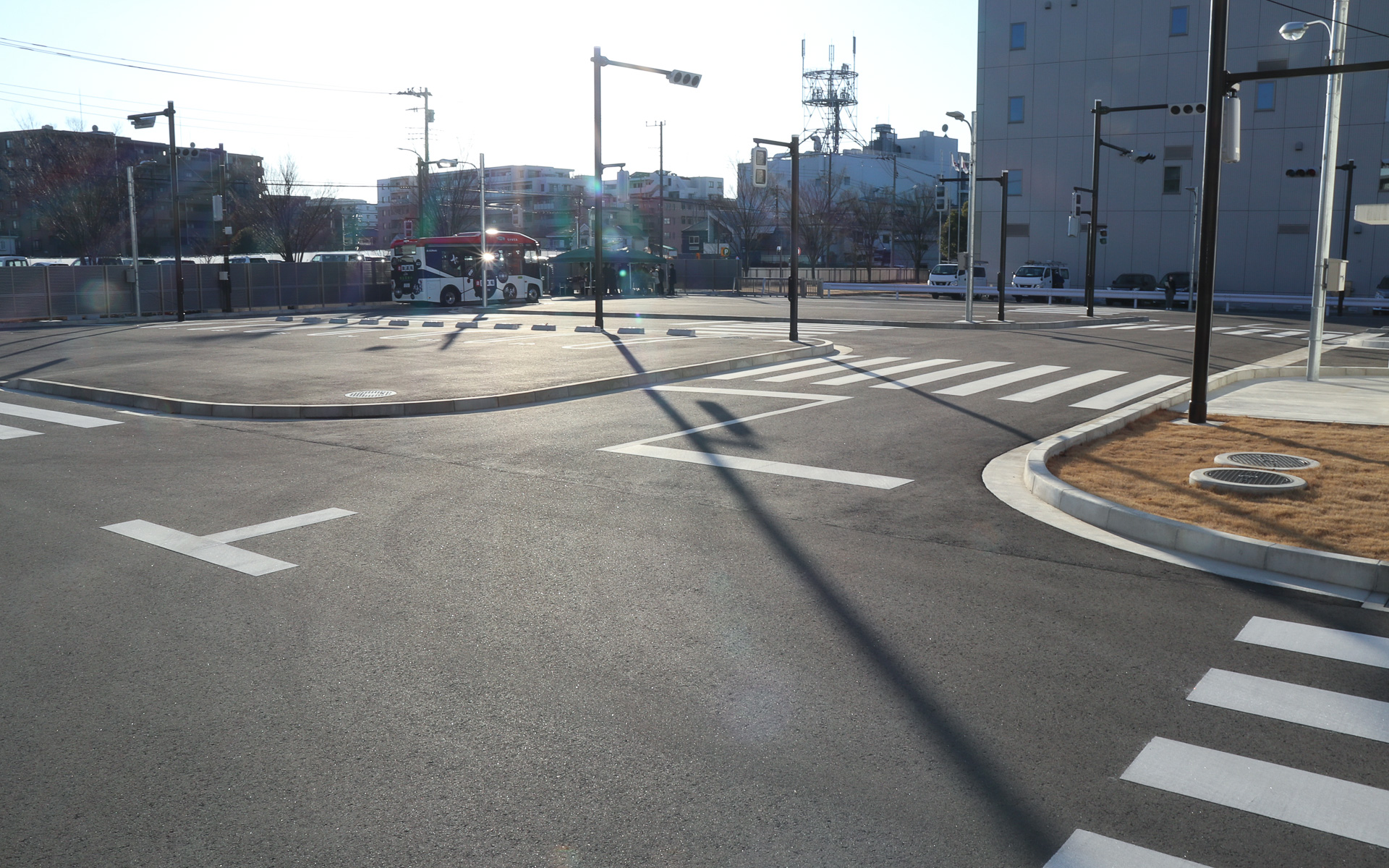 中山テストフィールドには各種信号機や横断歩道、車線、街灯などが設置され、公道の環境を再現。今回は取り外されていたが、京セラが開発を進めているV2I路側機を設置してテストを行なうこともあるという