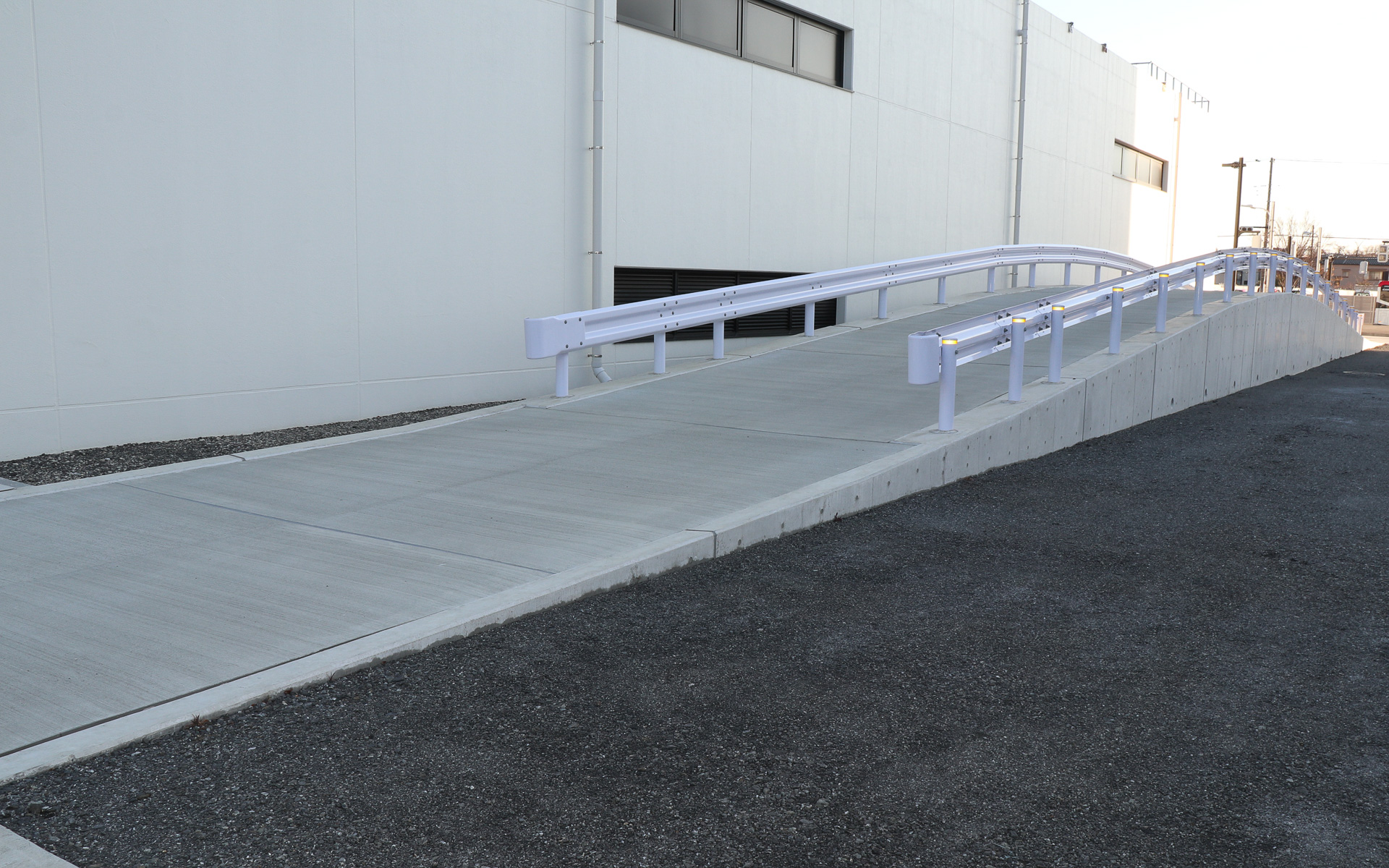 傾斜角度±10％の傾斜路