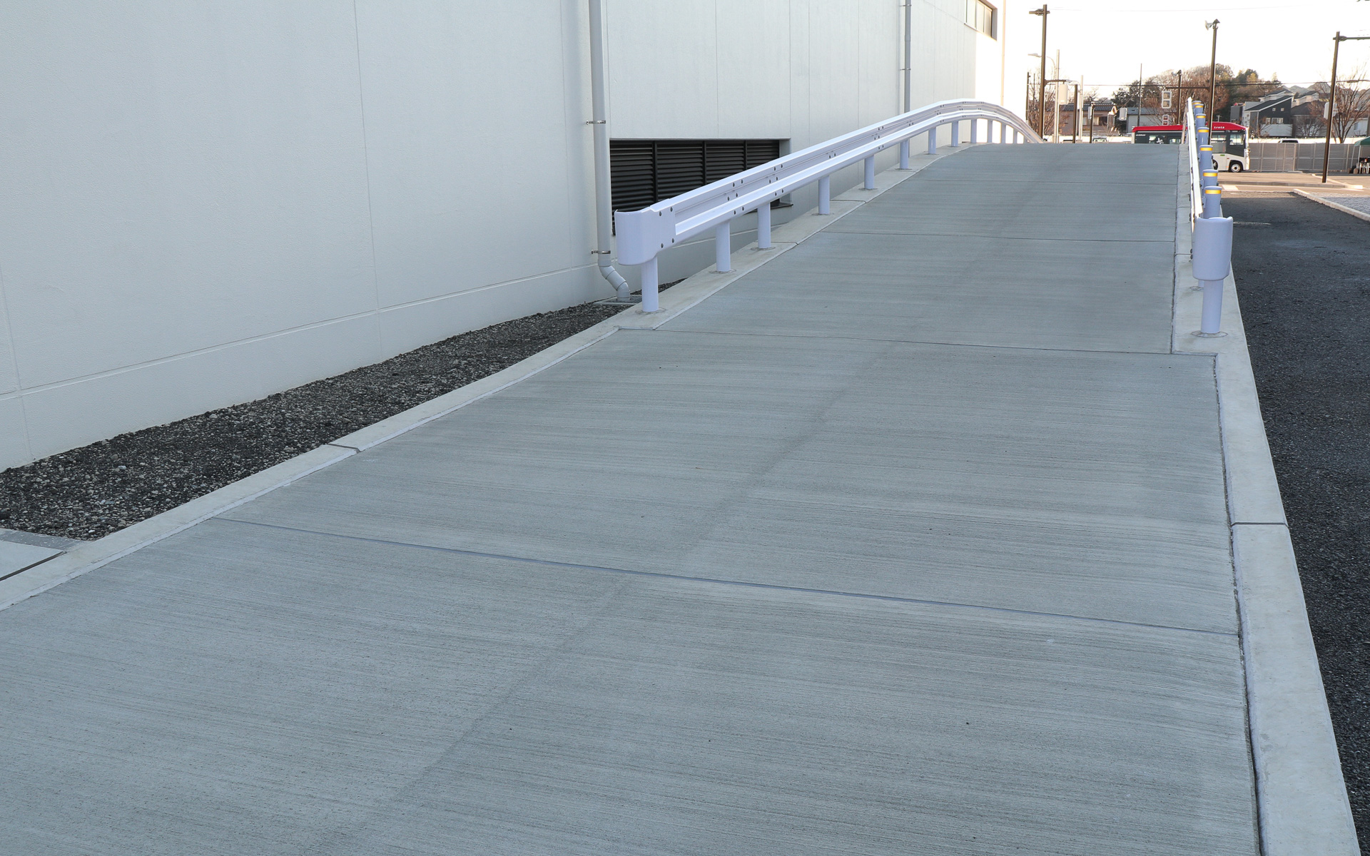 傾斜角度±10％の傾斜路