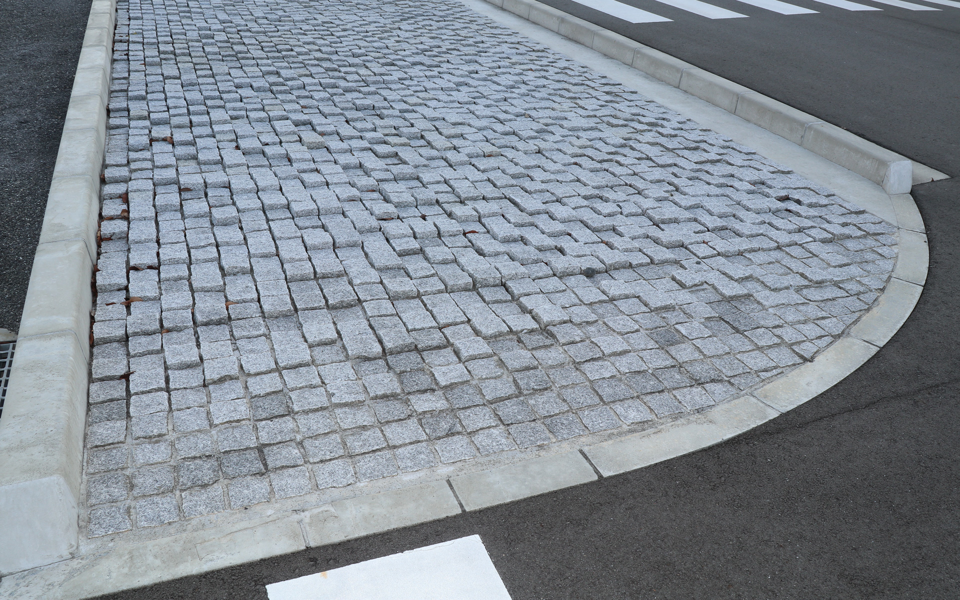 ベルジアン路と呼ばれる敷石路を再現したタイル貼り凹凸路。細かな凹凸で走行する車両に振動が発生するほか、降雨時などにグリップ力が大きく低下する特徴もあり、ウェット時の制動試験などにも利用