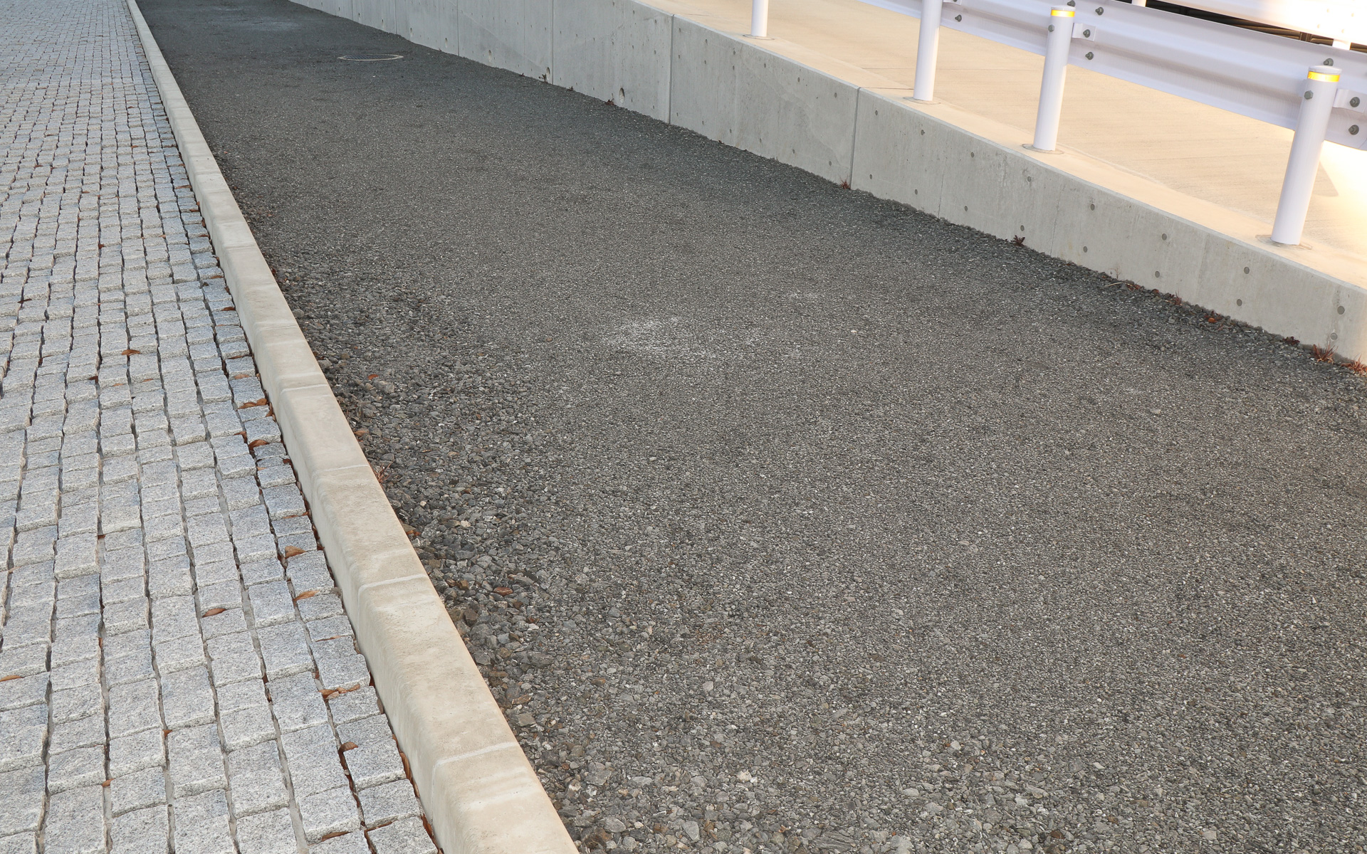 傾斜路と凹凸路の間に設定された砂利道。関連会社の京セラコミュニケーションシステムが手がける自動走行ロボットの開発などにも活用されている