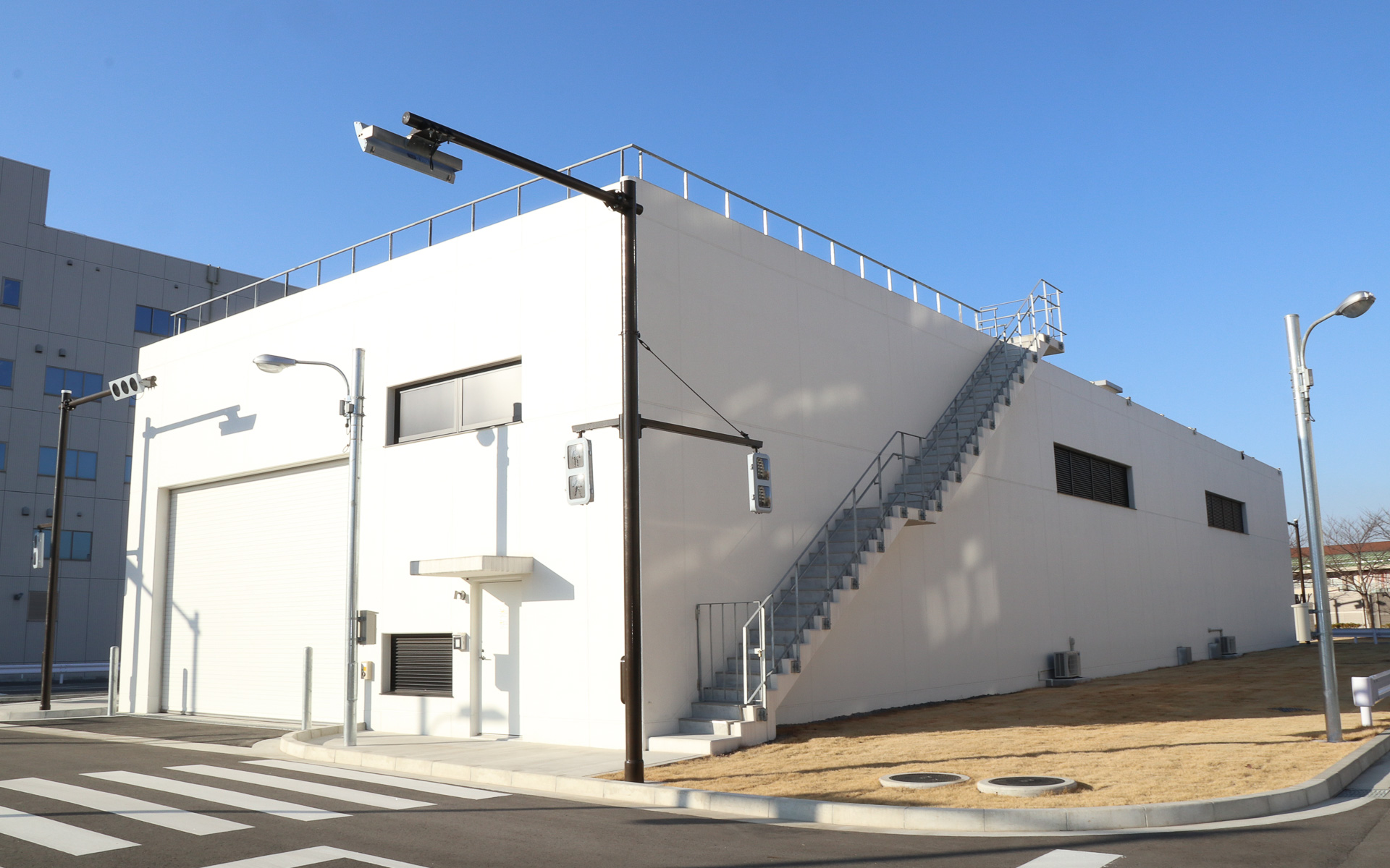 夜間環境やトンネル内を再現する環境試験建屋