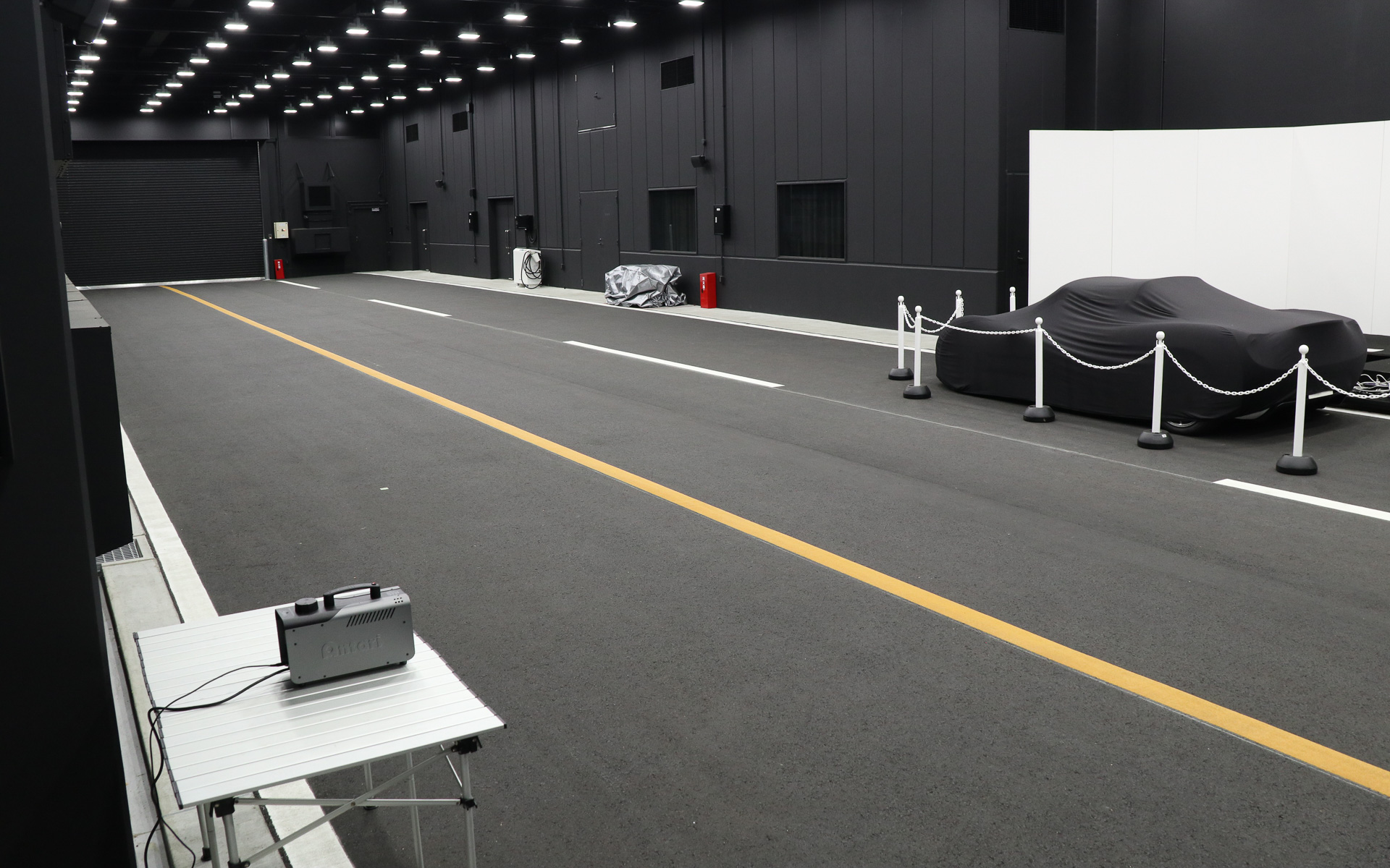 環境試験建屋の内部。天井や壁には光の反射を抑える特殊な塗料を使っているという