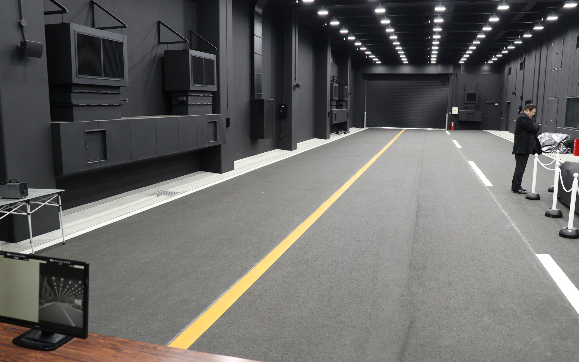 環境試験建屋の内部。天井や壁には光の反射を抑える特殊な塗料を使っているという