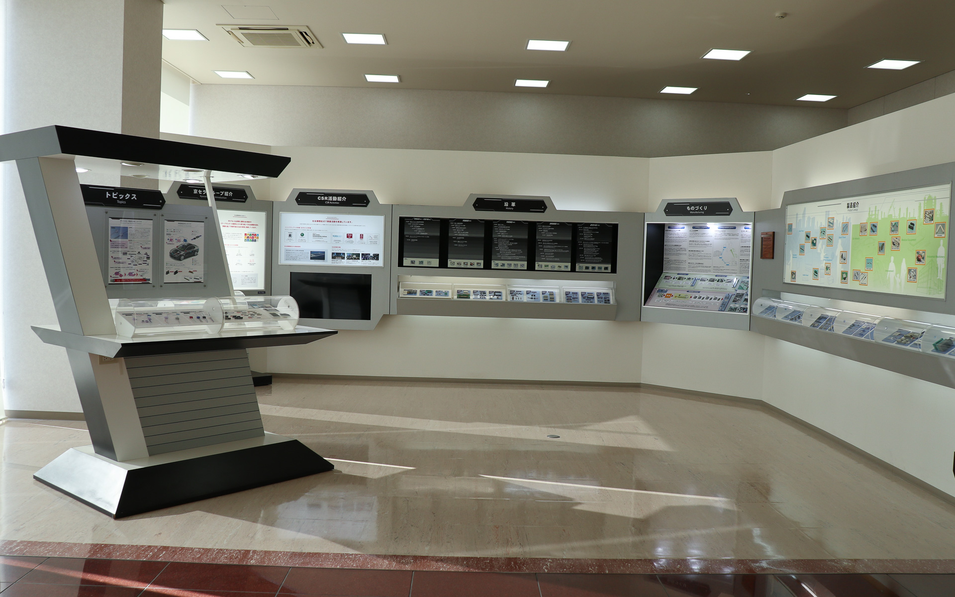 1階の受け付け脇には来客向けの製品展示コーナーを設置。左側の「トピックス」コーナーでは車載向け製品が展示され、京セラが車載向け製品に力を入れていることが伝わってくる